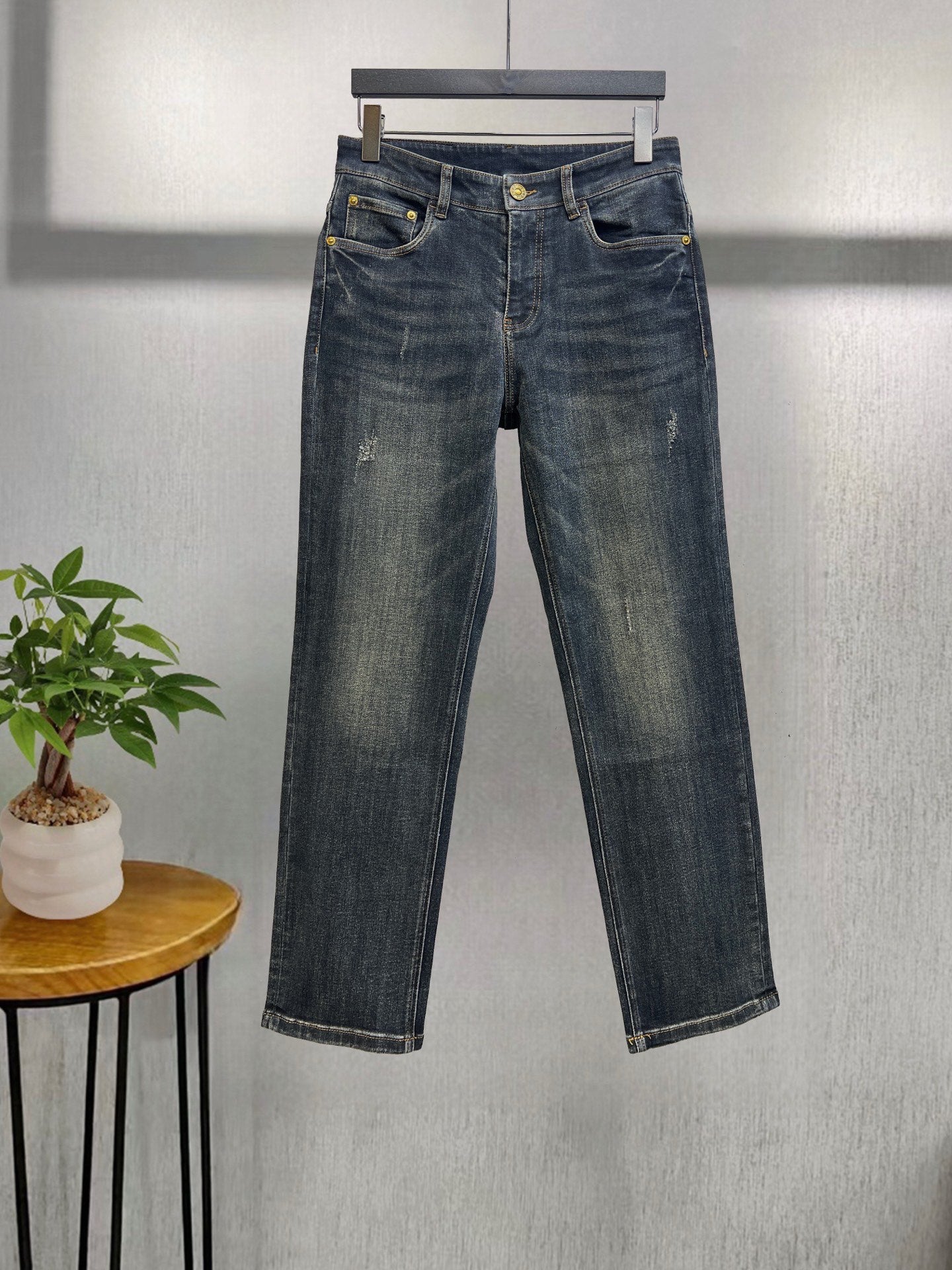 GG New fashionable straight-leg jeans, the latest runway style from Fashion Week 26020207