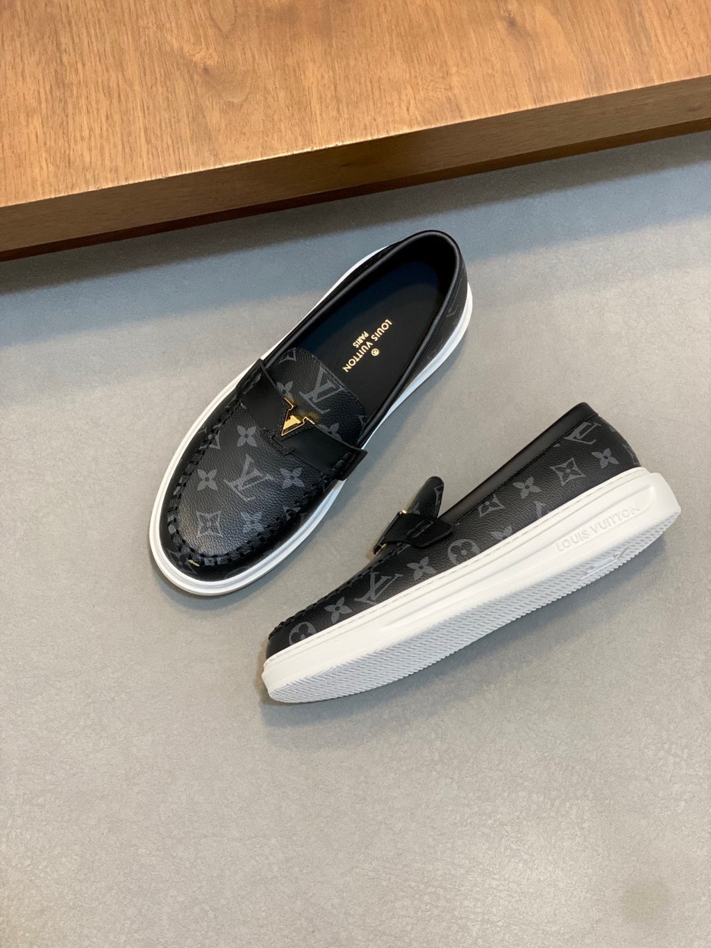VV  Casual and stylish men's shoes  25121611
