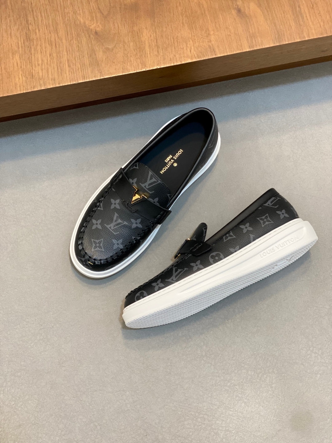 VV  Casual and stylish men's shoes  25121611
