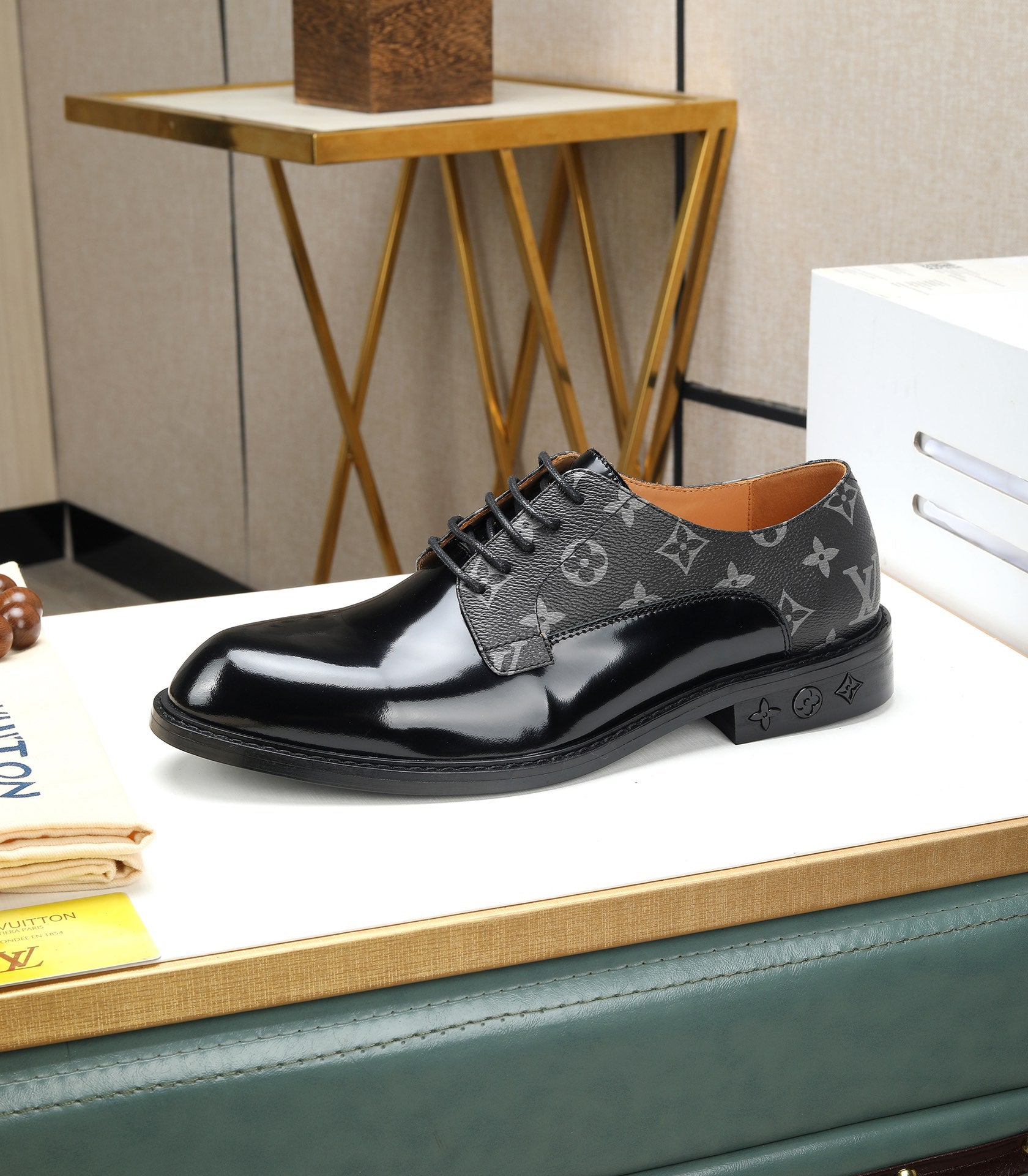 VV  Top-tier, original-quality formal business leather shoes  26072106
