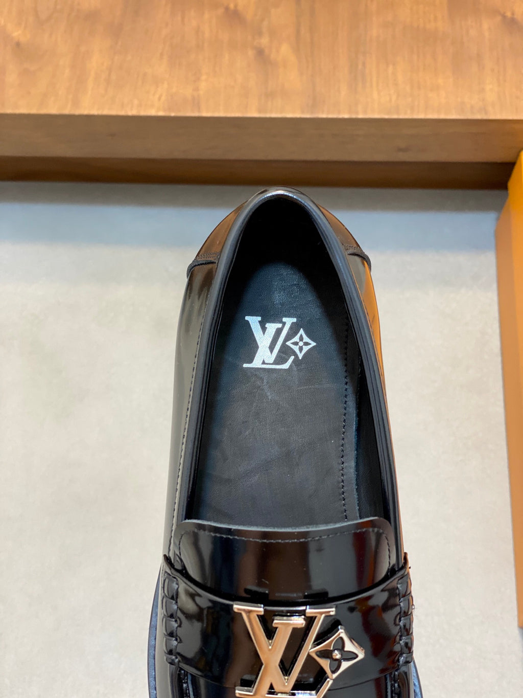 VV Premium-quality loafers 26070309