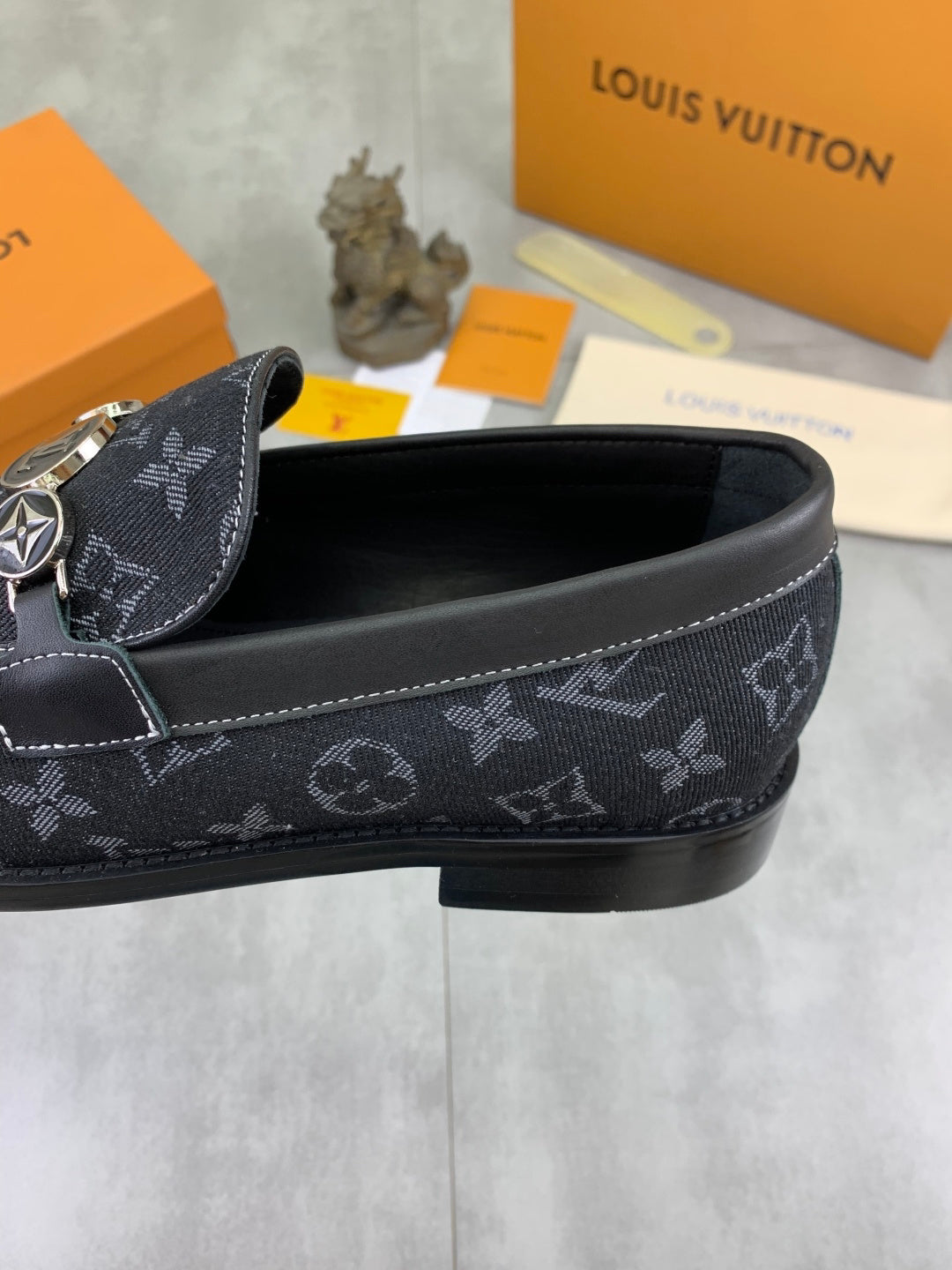 VV  Top-quality classic leather shoes 26031001