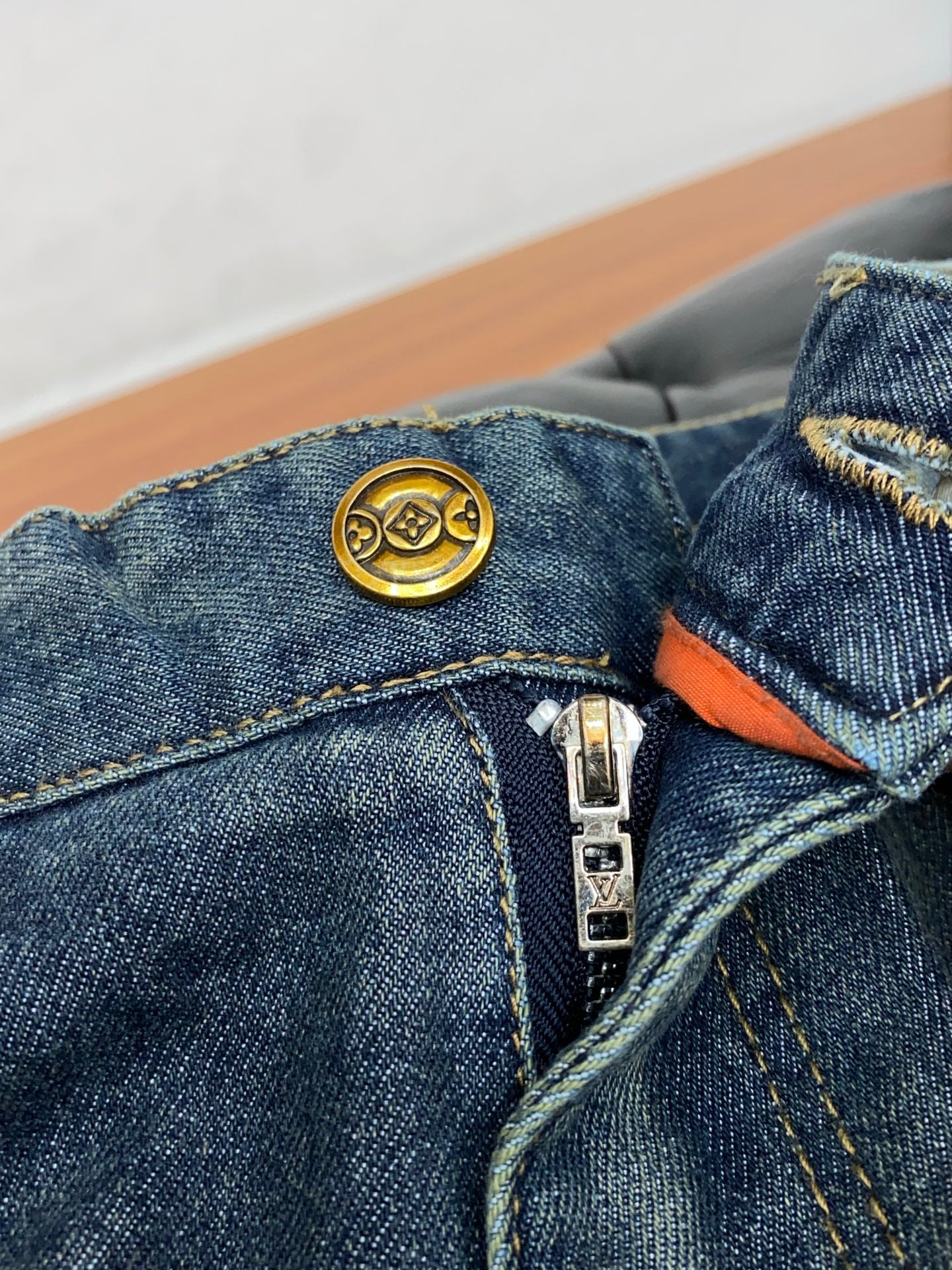 VV New slim-fit straight leg jeans 26031105