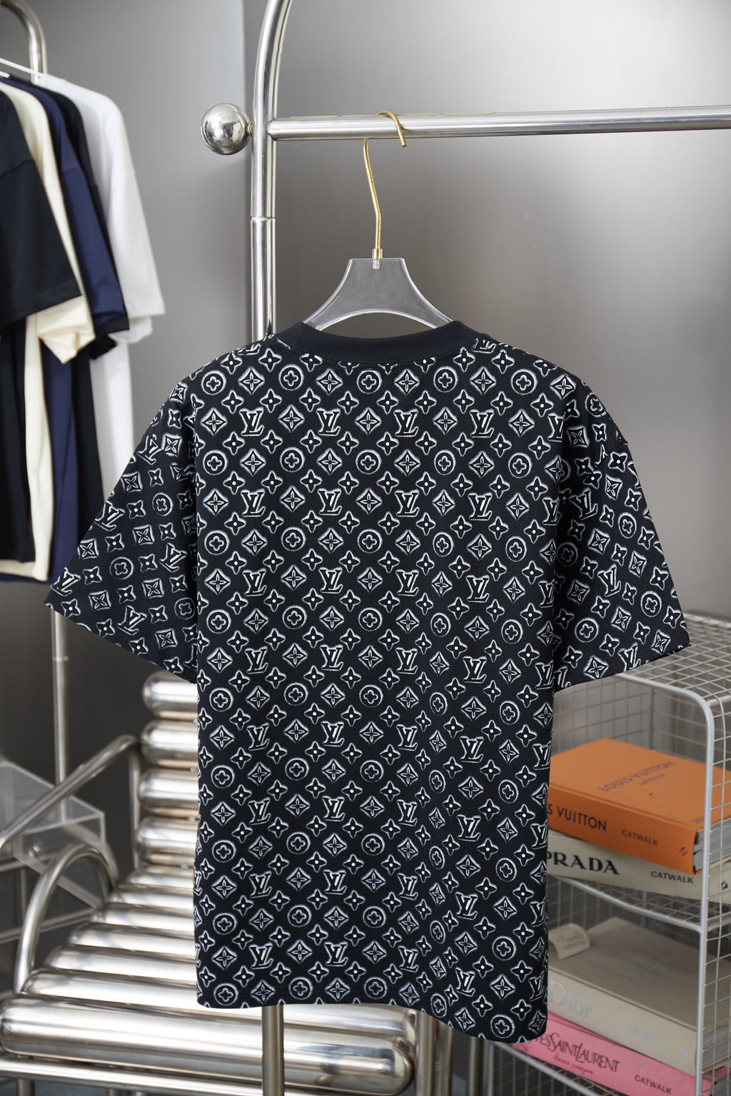 VV Embossed jacquard knit crew neck short sleeve 26032605