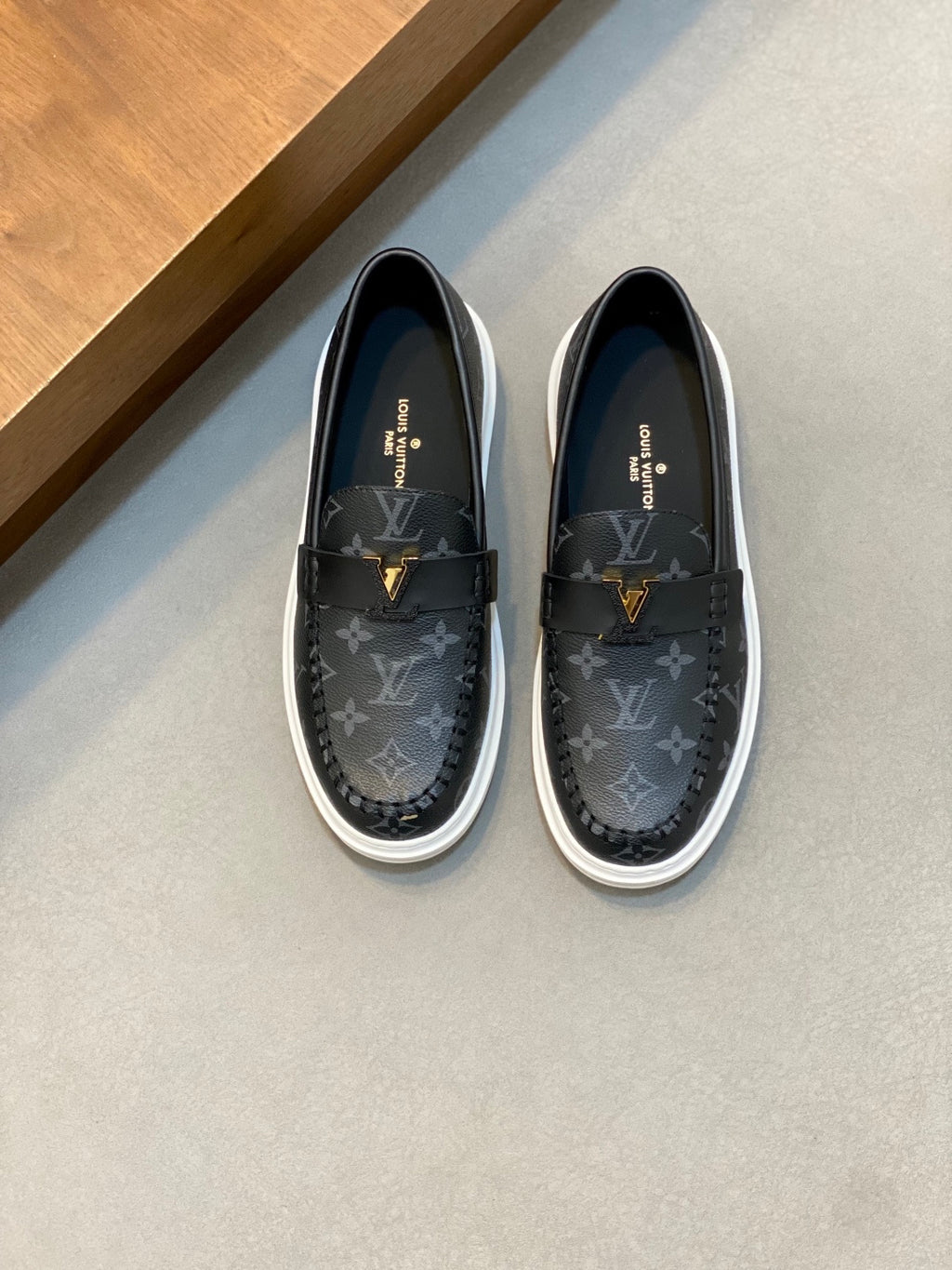 VV  Casual and stylish men's shoes  25121611