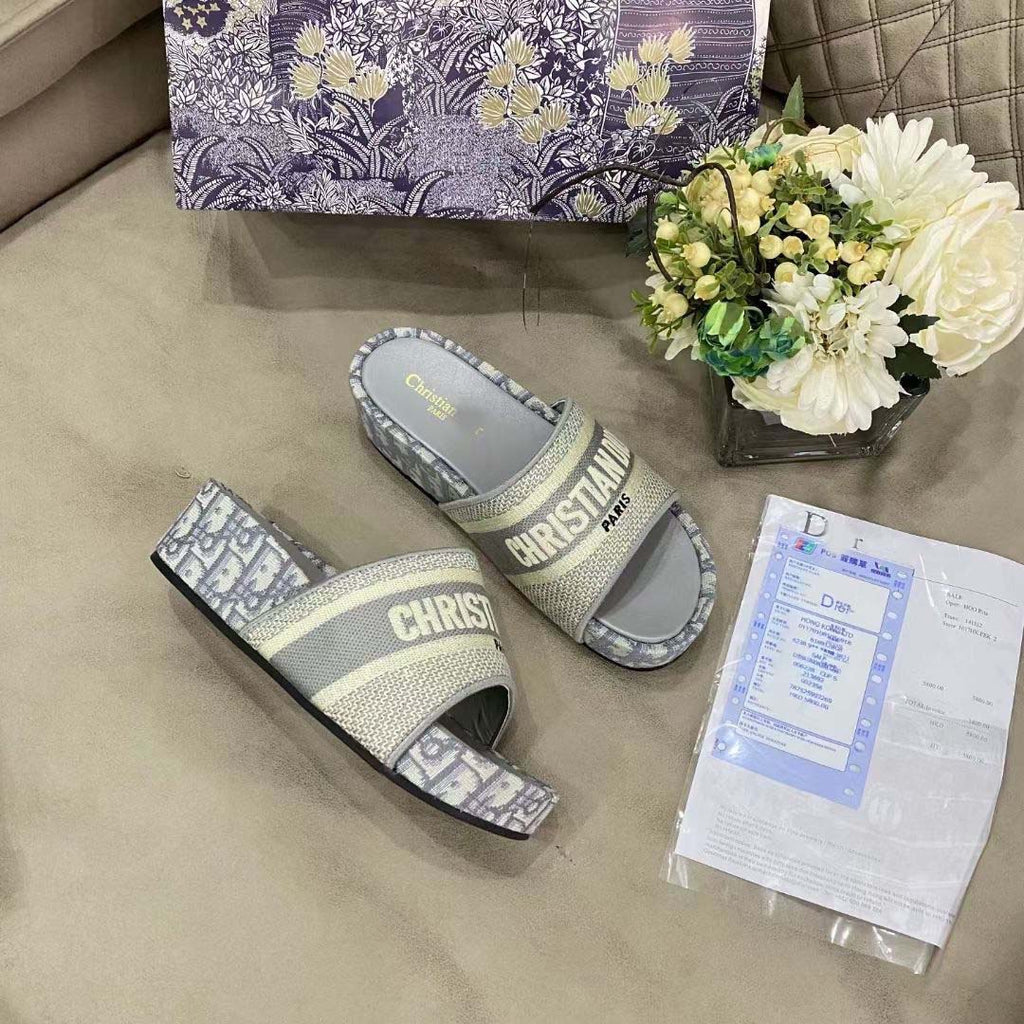 D embroidered platform slides