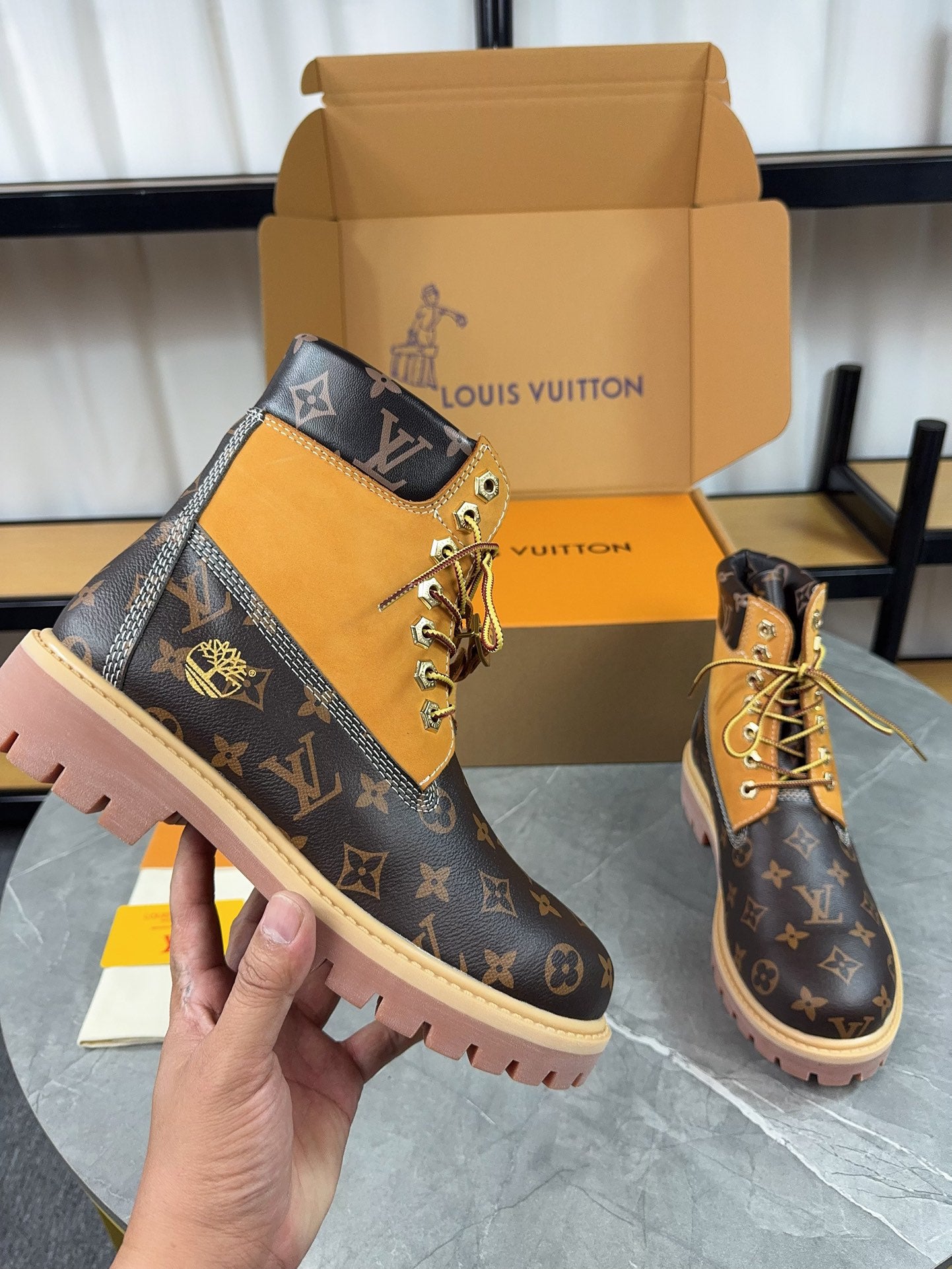 VV  Couple style x collaboration style American workwear monogram  25121603