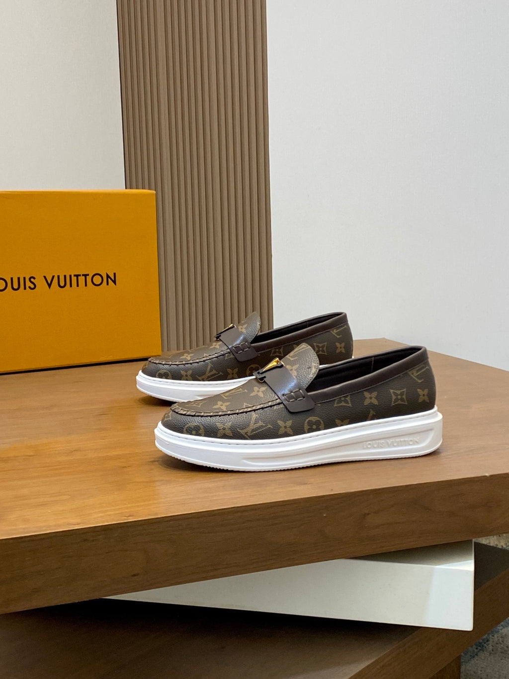 VV  Casual and stylish men's shoes  25121611