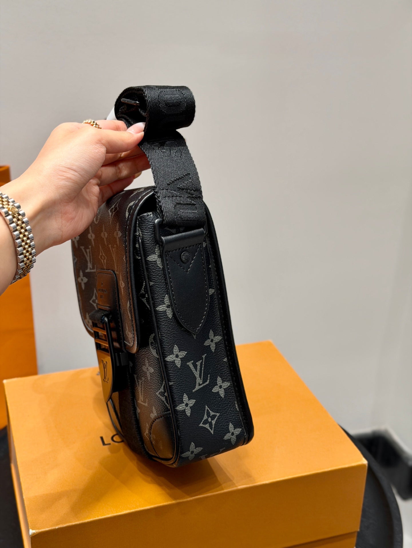 VV Monogram Phone Pouch 26031302