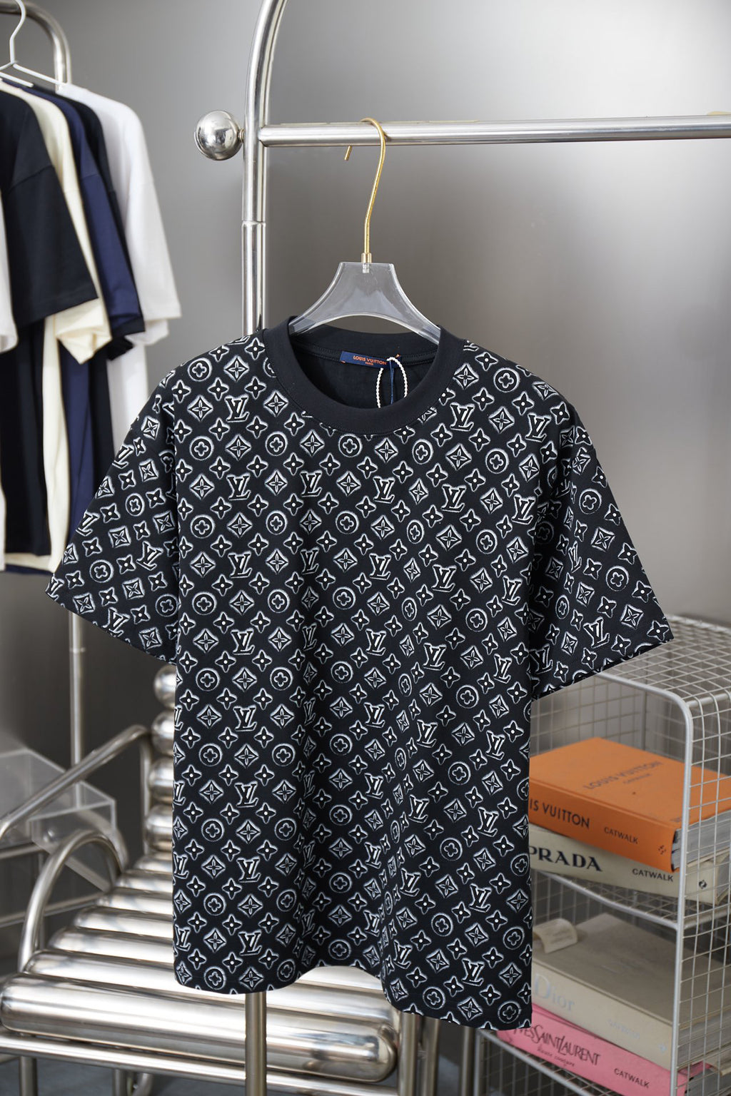 VV Embossed jacquard knit crew neck short sleeve 26032605