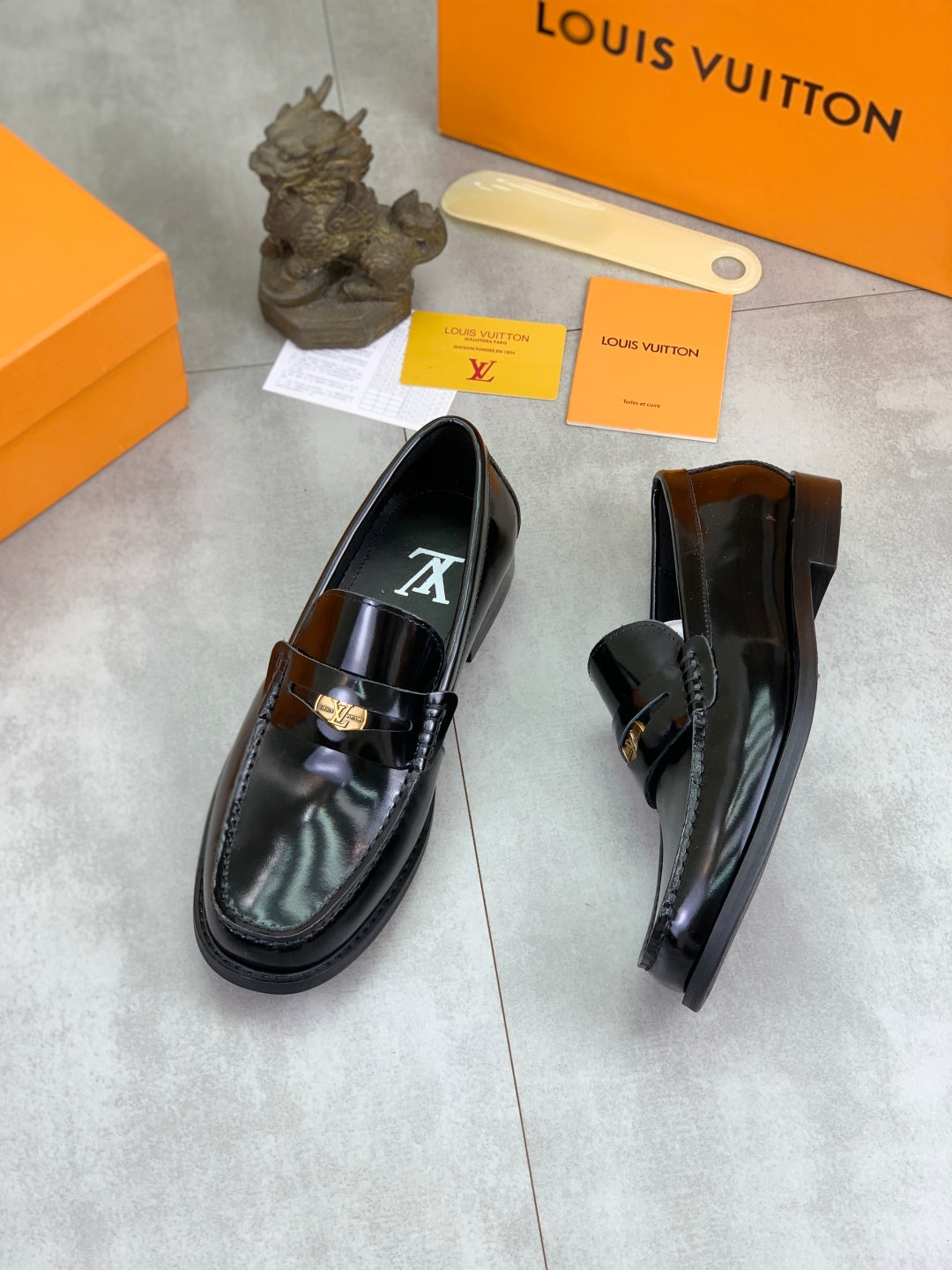 VV  Water-dyed Cowhide Business Shoes  25121605
