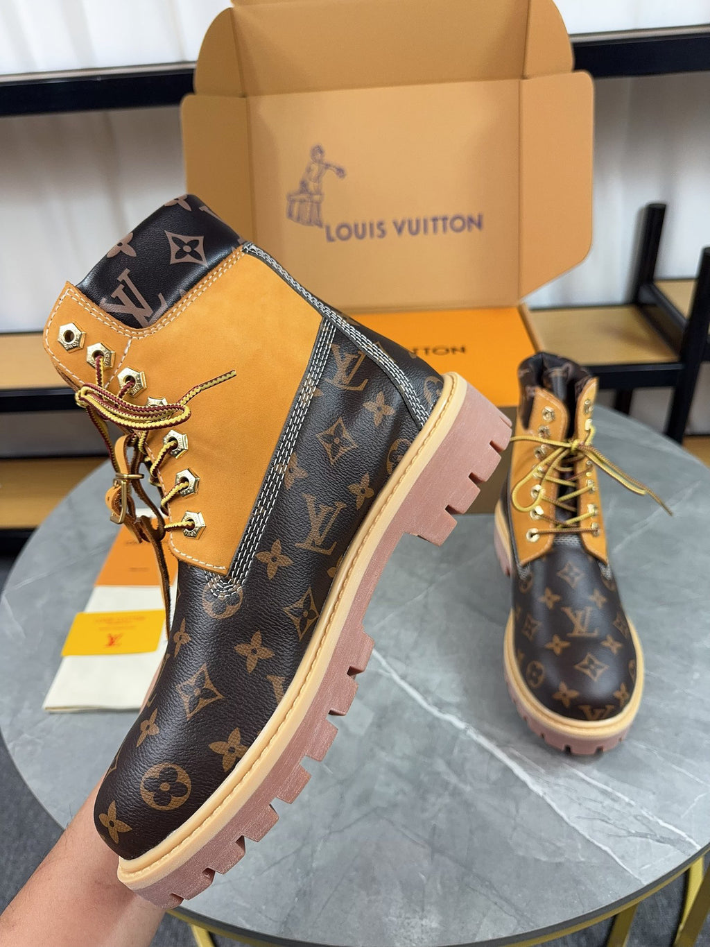 VV  Couple style x collaboration style American workwear monogram  25121603