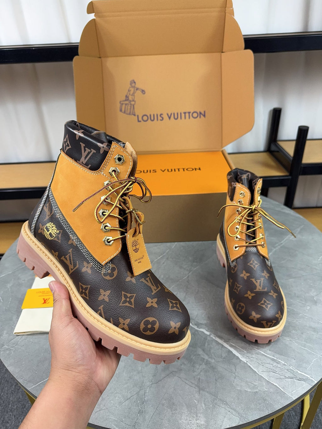 VV  Couple style x collaboration style American workwear monogram  25121603