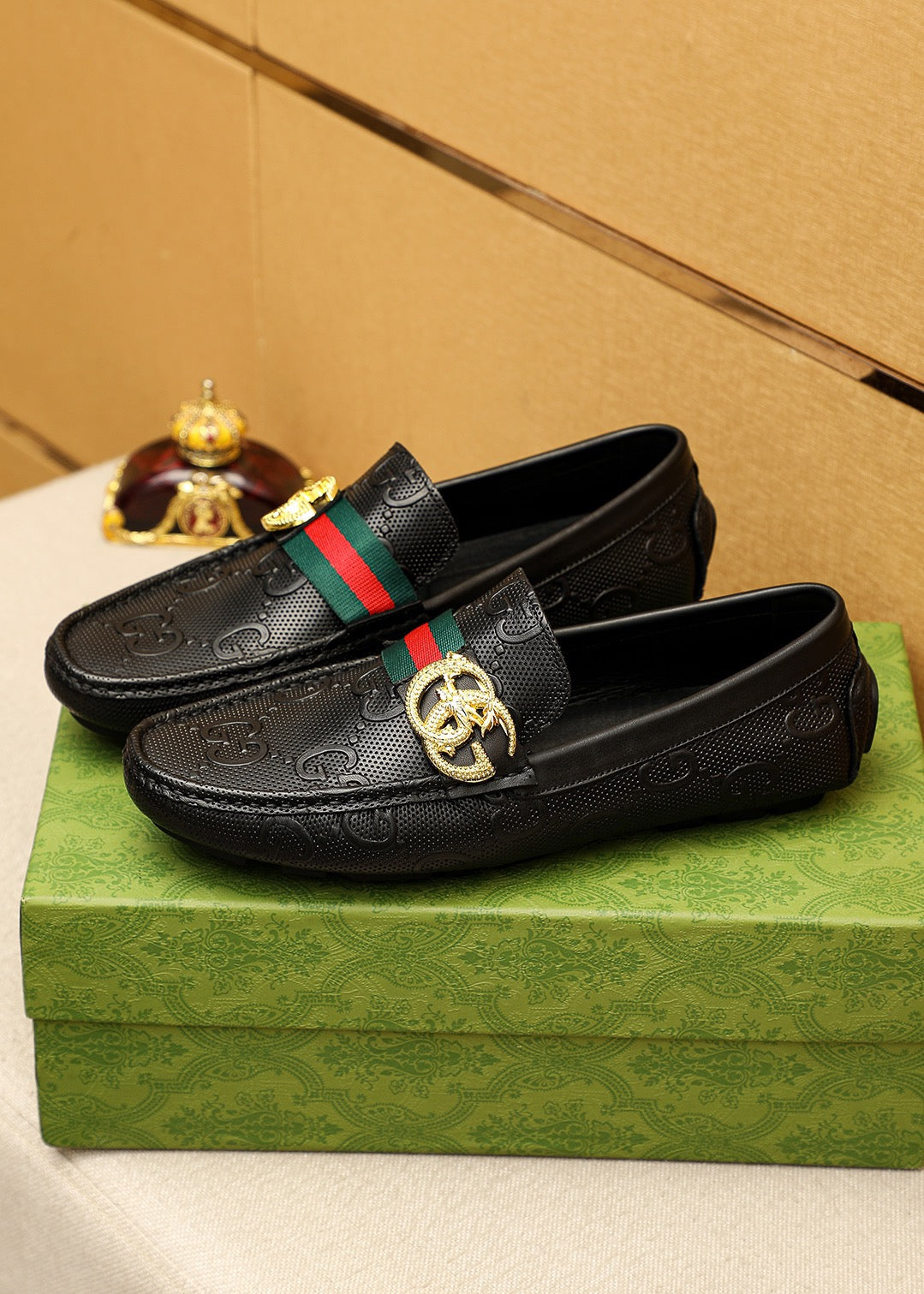 GUI Embossed upper of moccasins 26040301