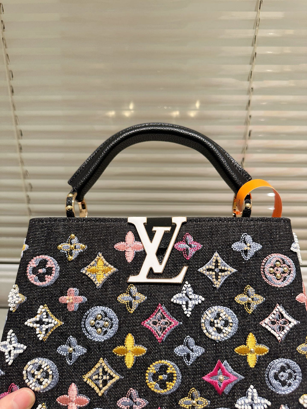 VV Capucines Handbag 1825120202