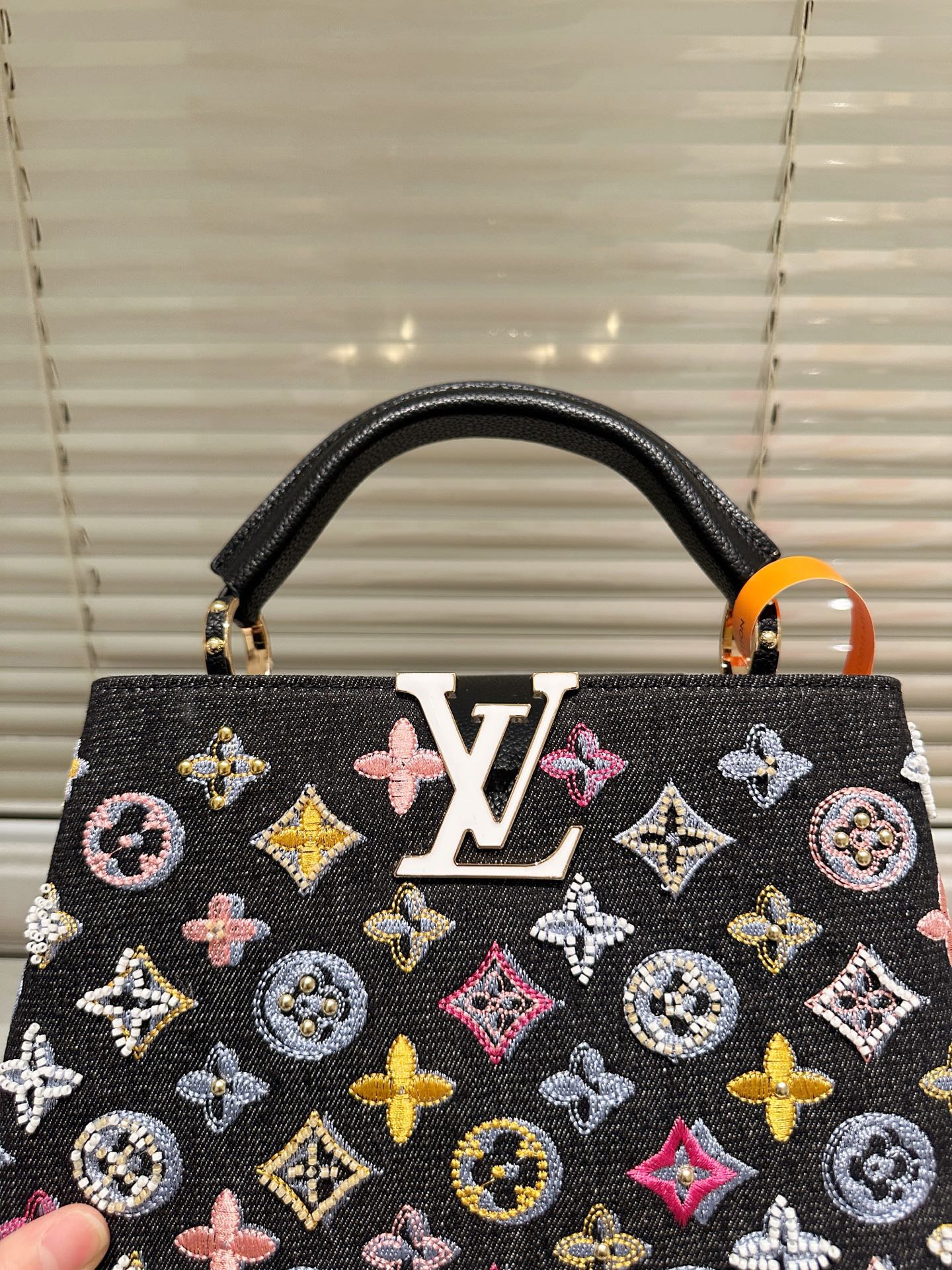 VV Capucines Handbag 1825120202