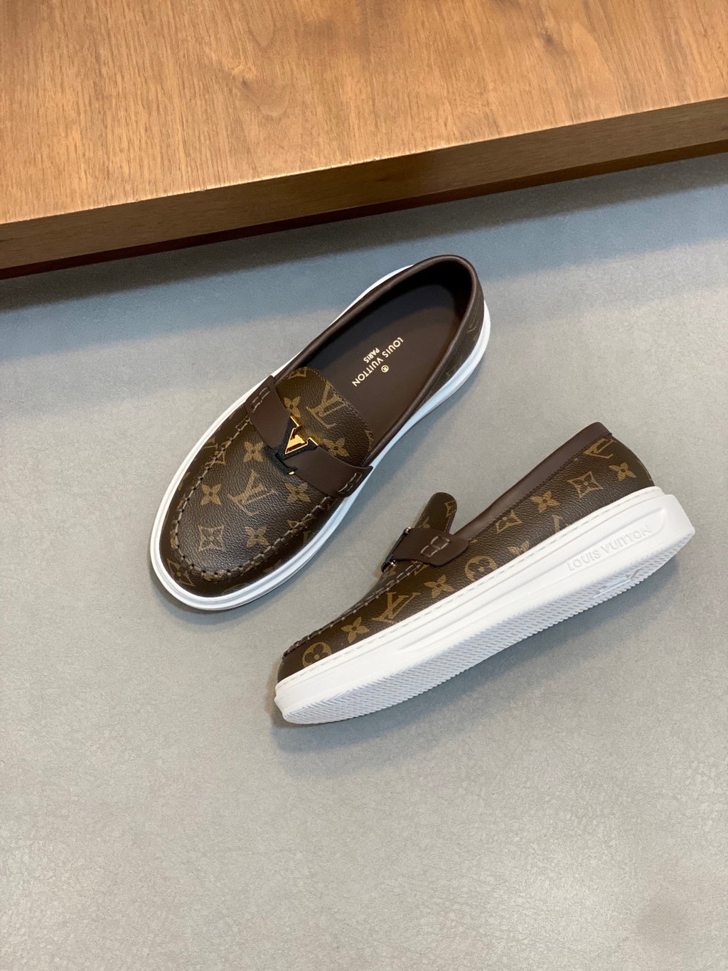 VV  Casual and stylish men's shoes  25121611