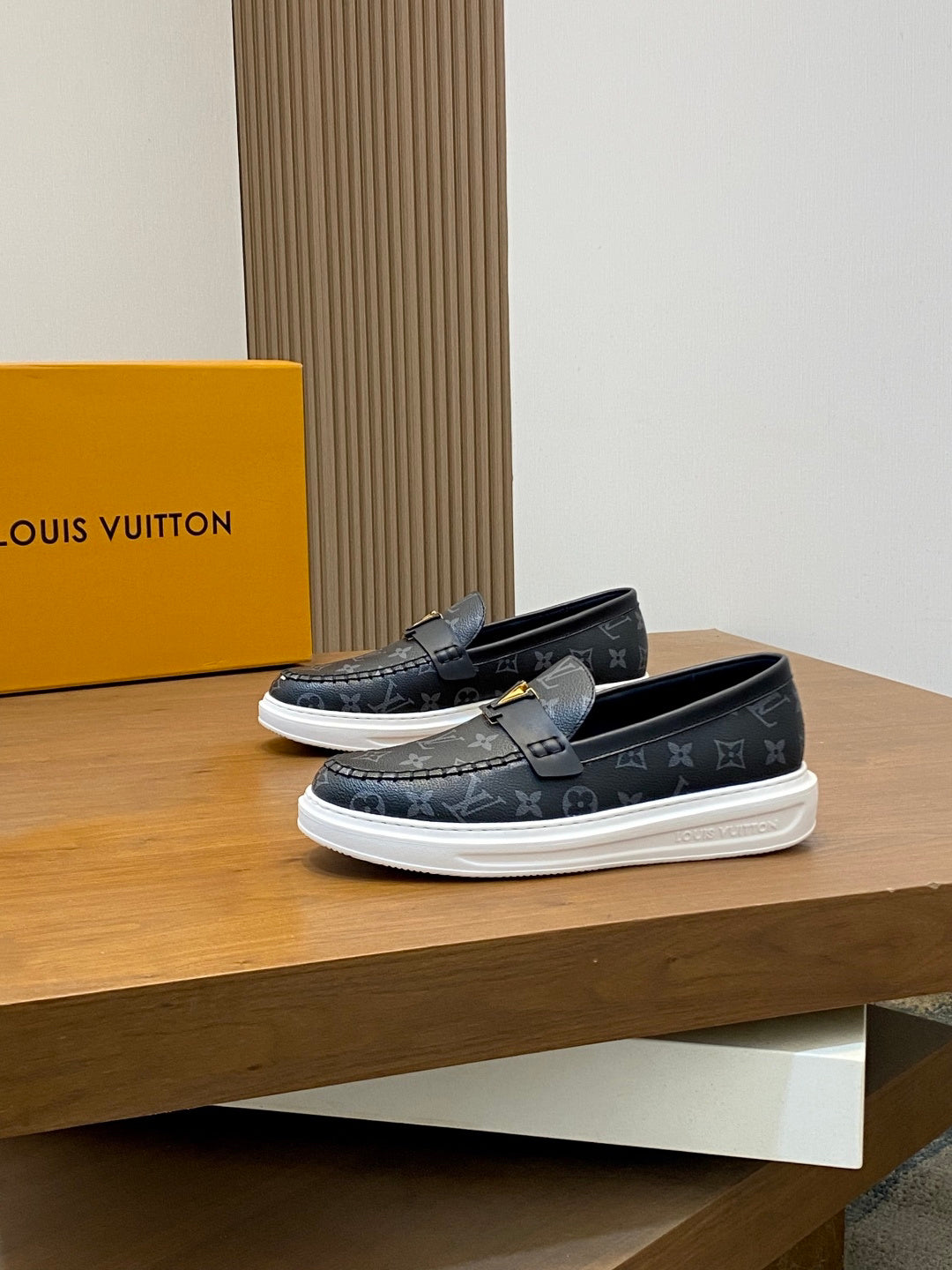 VV  Casual and stylish men's shoes  25121611