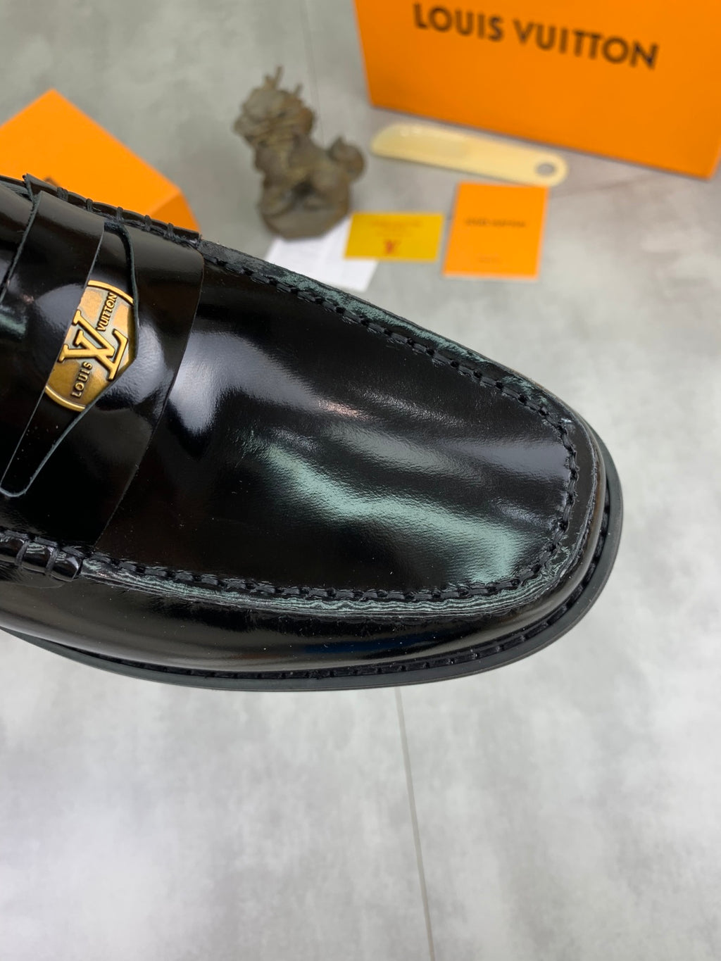 VV  Water-dyed Cowhide Business Shoes  25121605