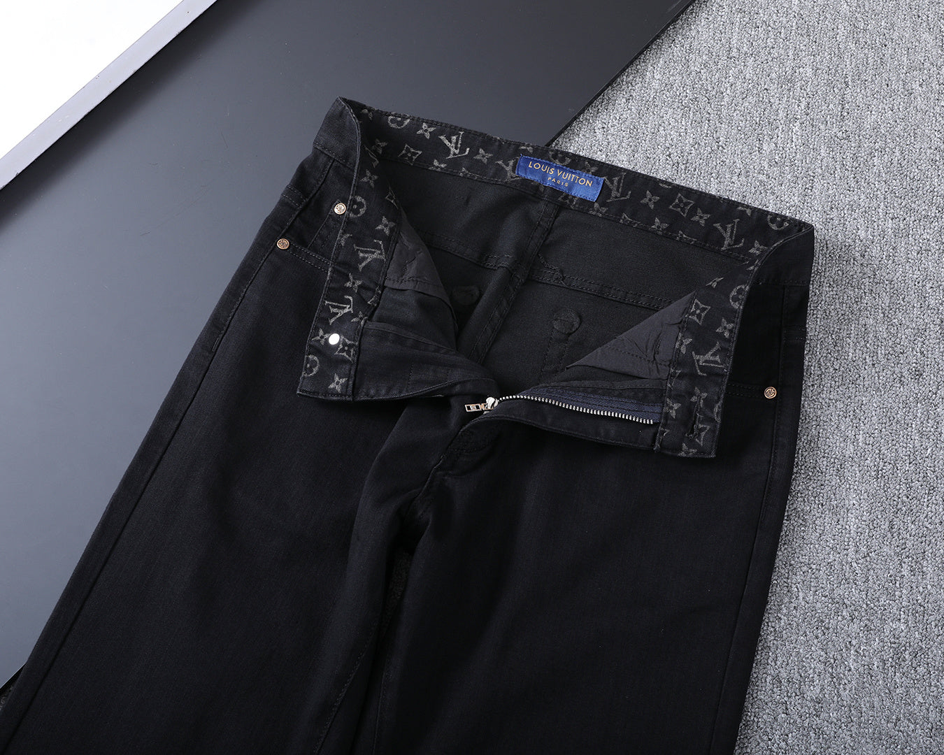 VV New slim-fit straight leg jeans 26031106