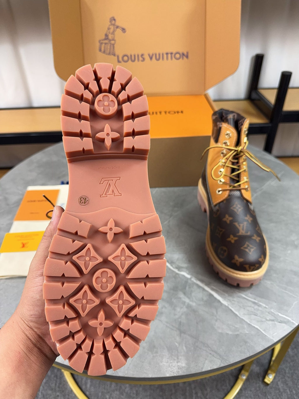 VV  Couple style x collaboration style American workwear monogram  25121603