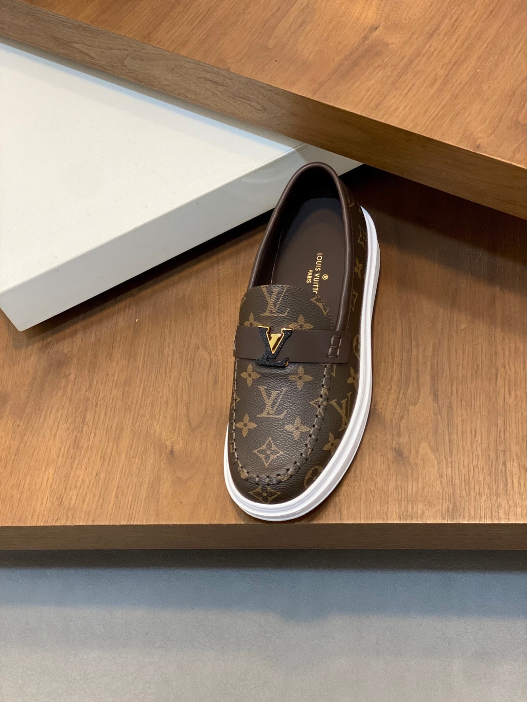 VV  Casual and stylish men's shoes  25121611