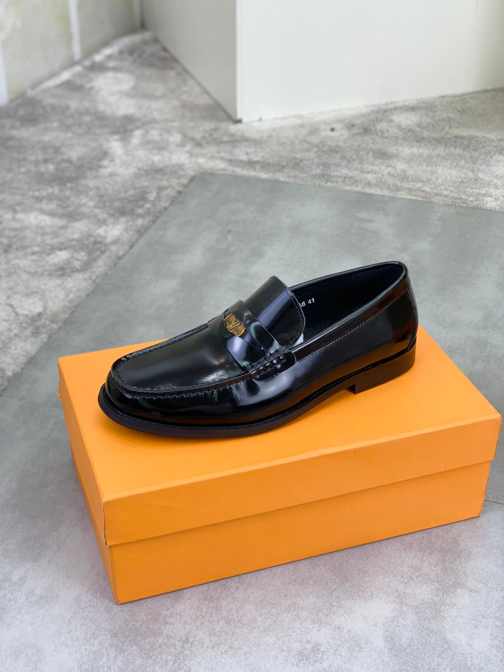 VV  Water-dyed Cowhide Business Shoes  25121605
