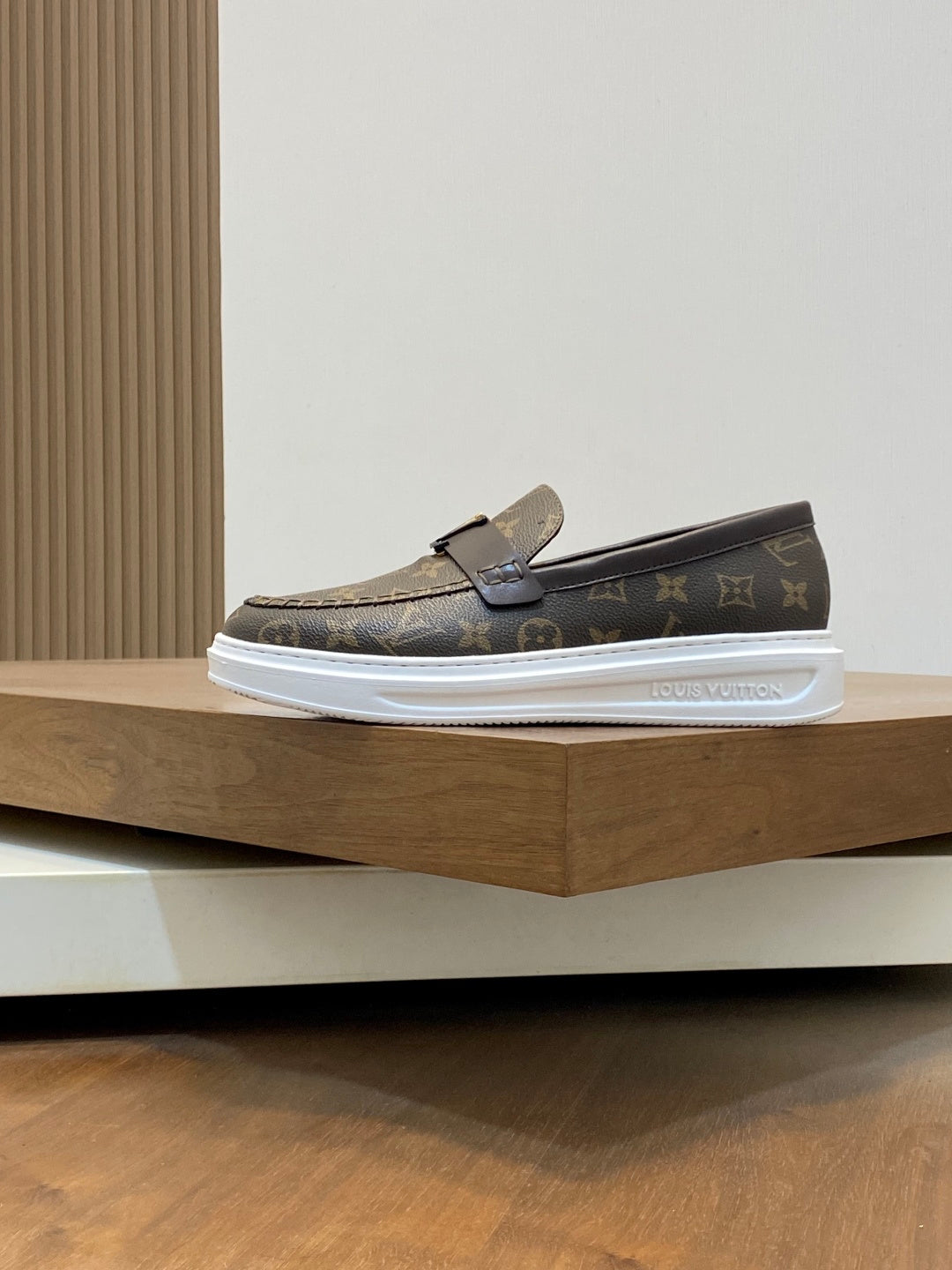 VV  Casual and stylish men's shoes  25121611