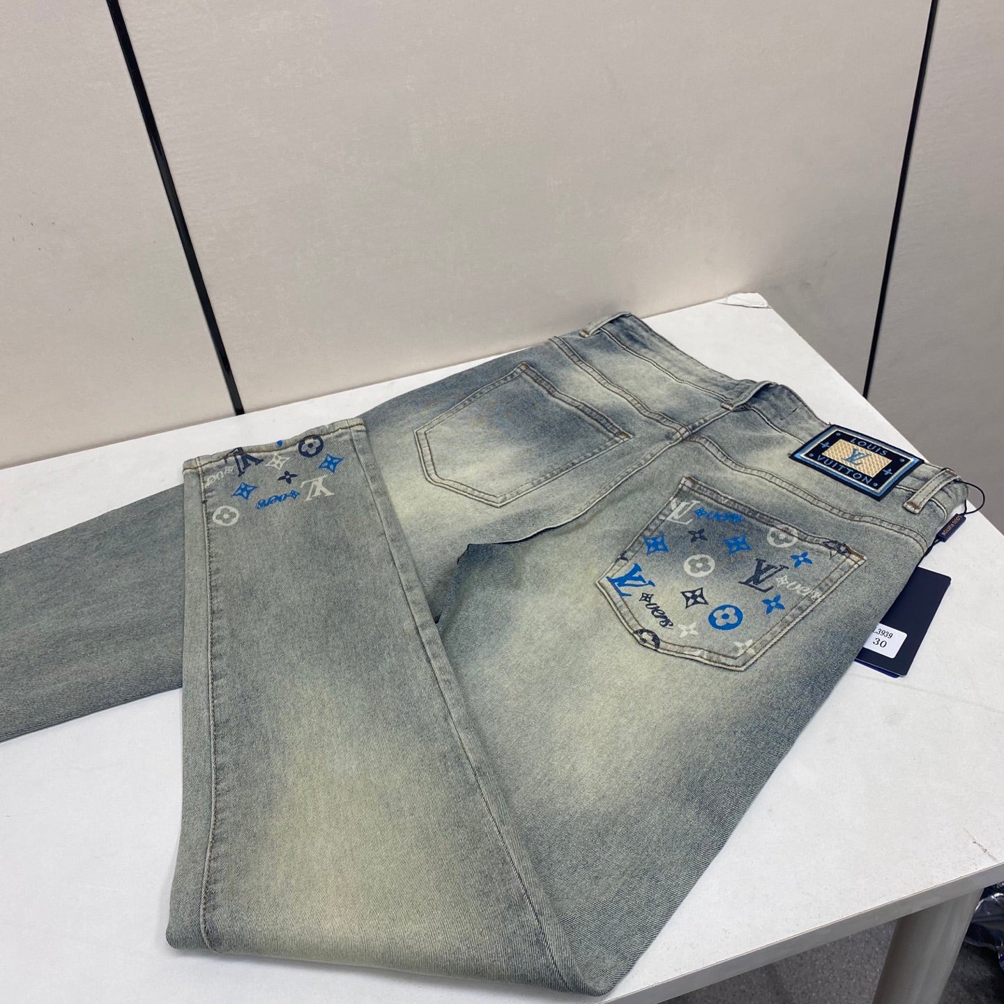 VV New stylish slim-fit straight leg jeans 26031108