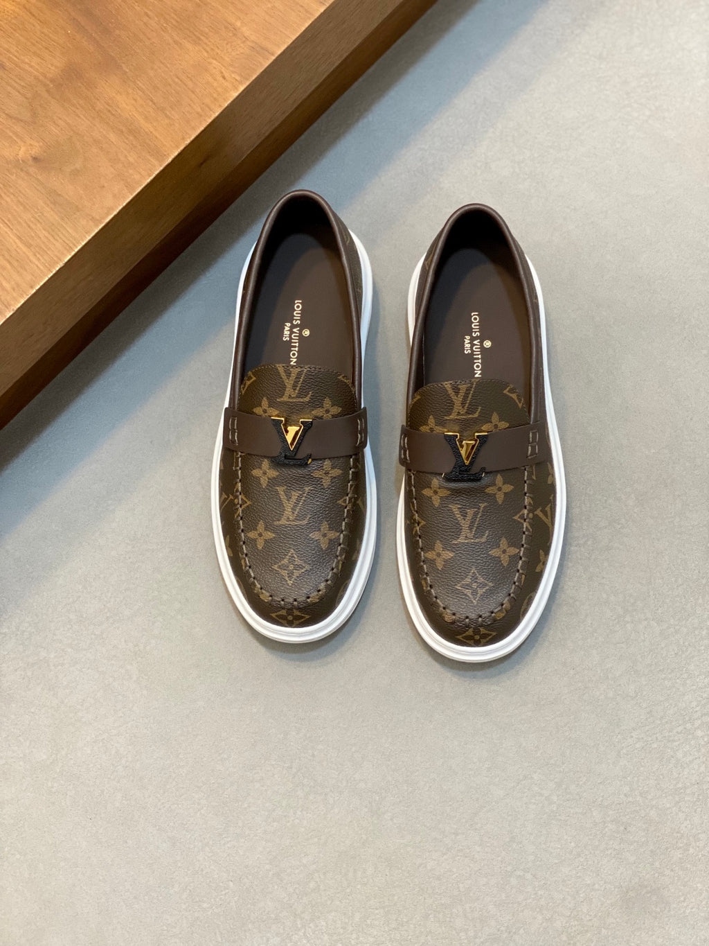 VV  Casual and stylish men's shoes  25121611