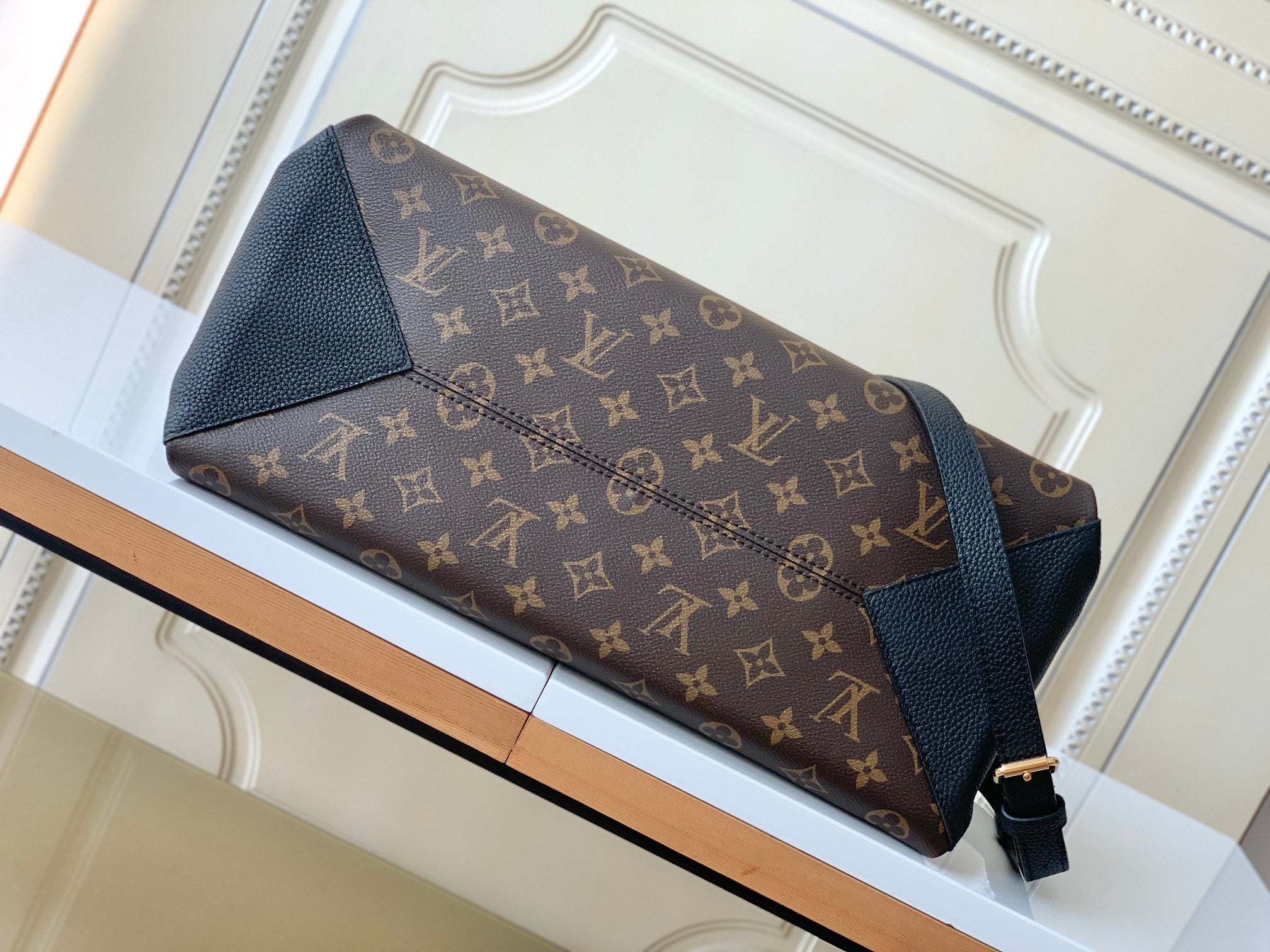 VV Montaigne shopping bag  26020201