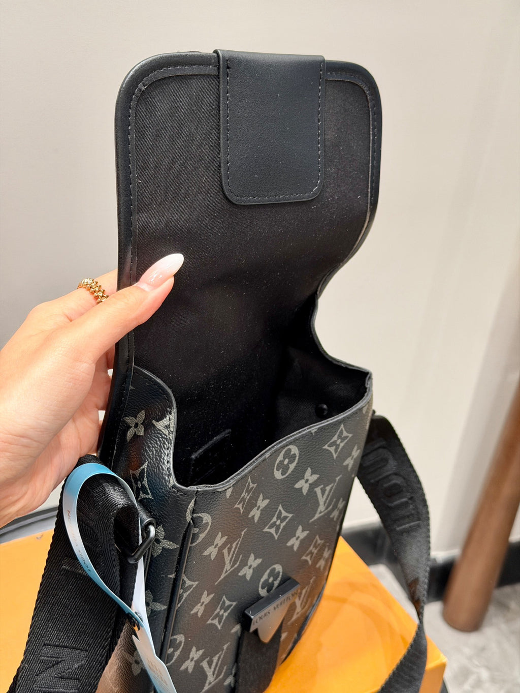 VV Monogram Phone Pouch 26031302