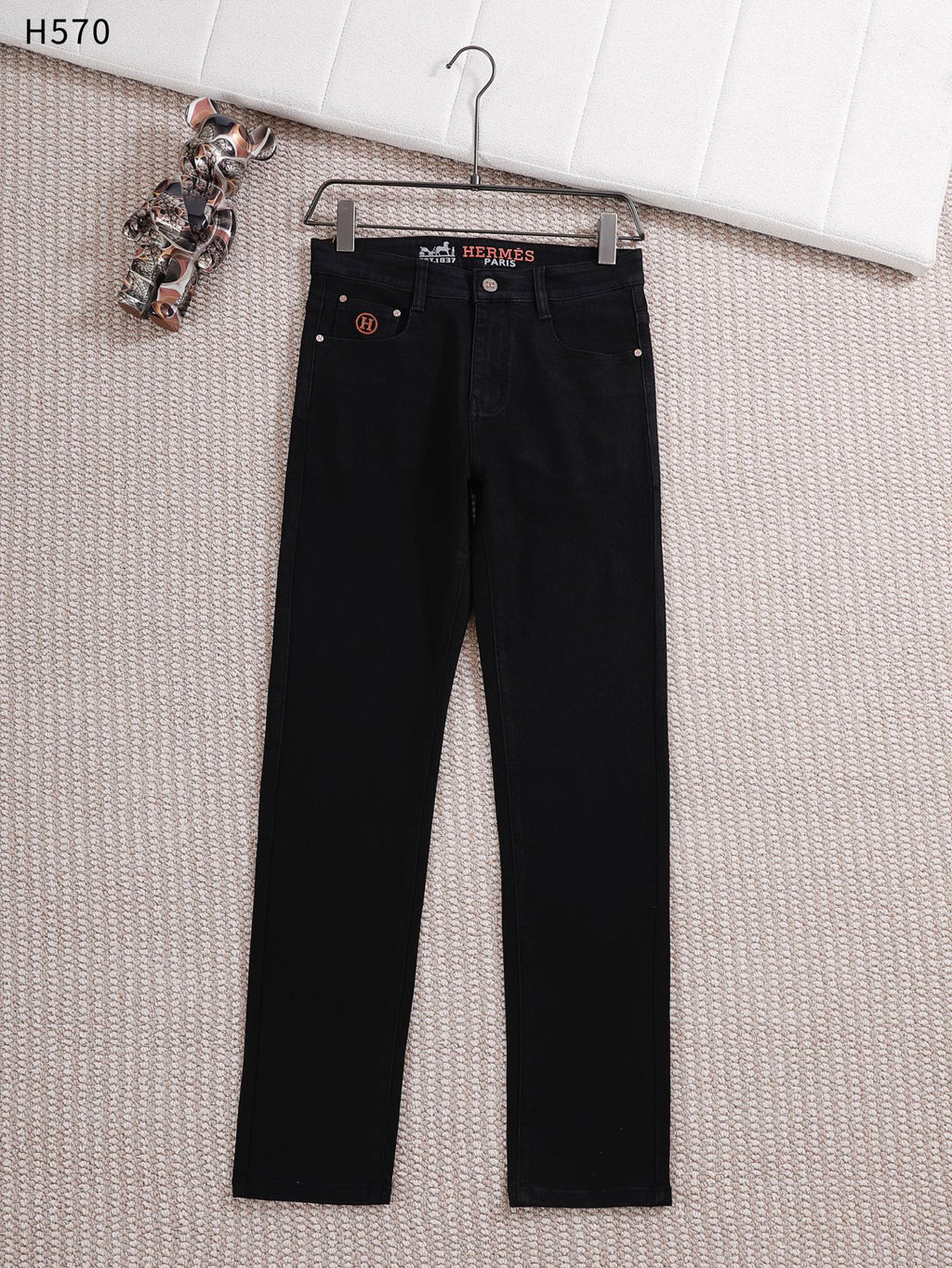 HM New slim straight-leg jeans 26061601