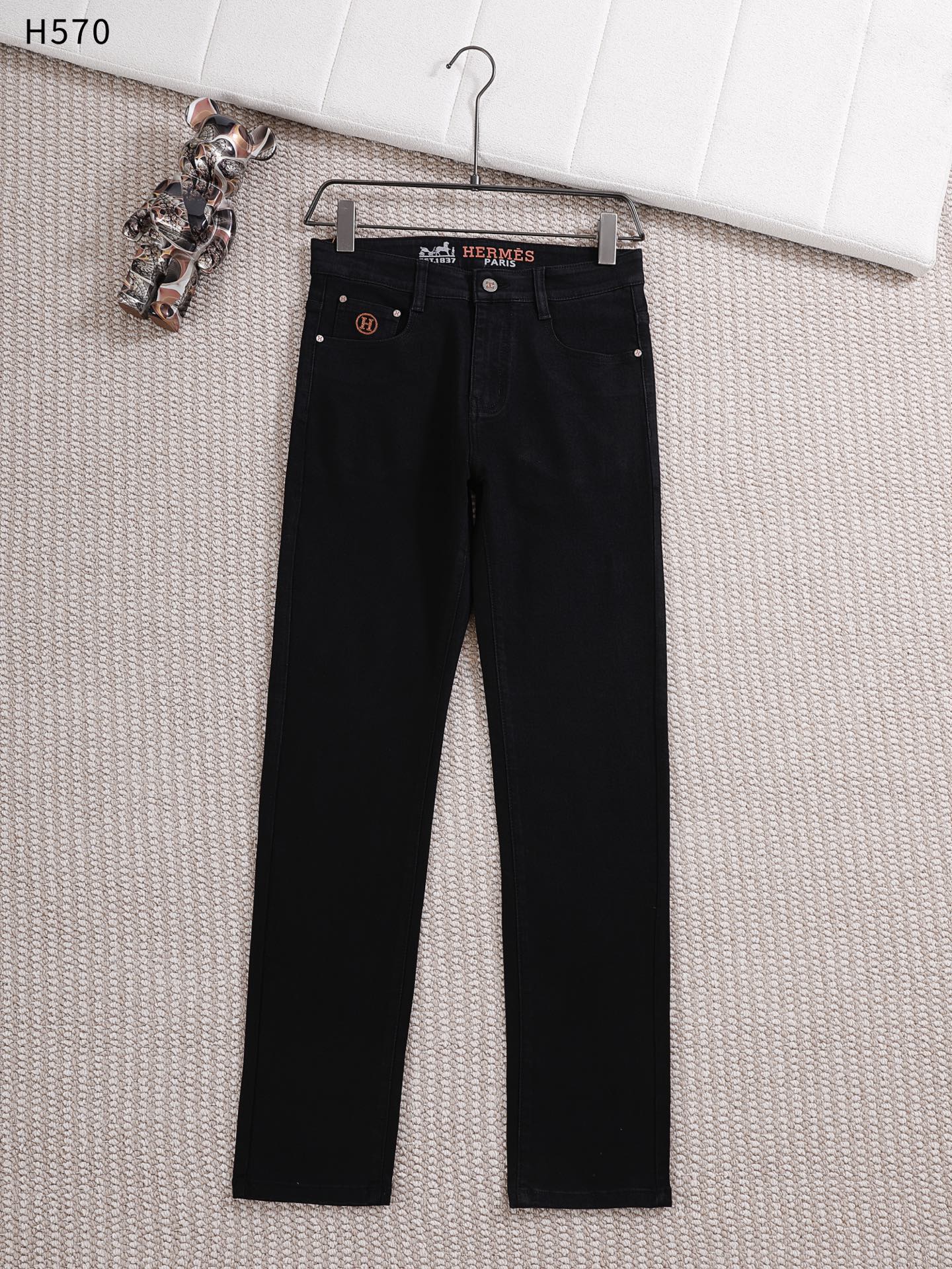 HM New slim straight-leg jeans 26061601