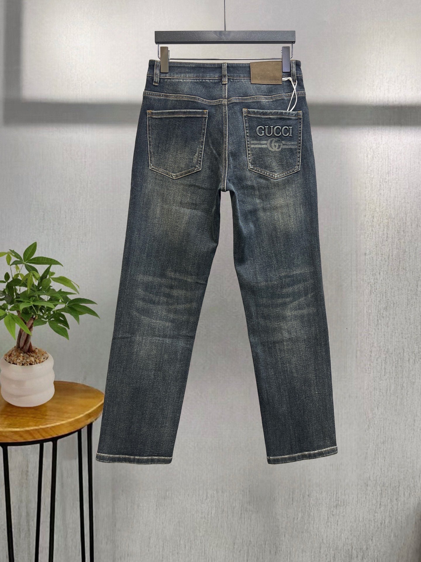 GG New fashionable straight-leg jeans, the latest runway style from Fashion Week 26020207
