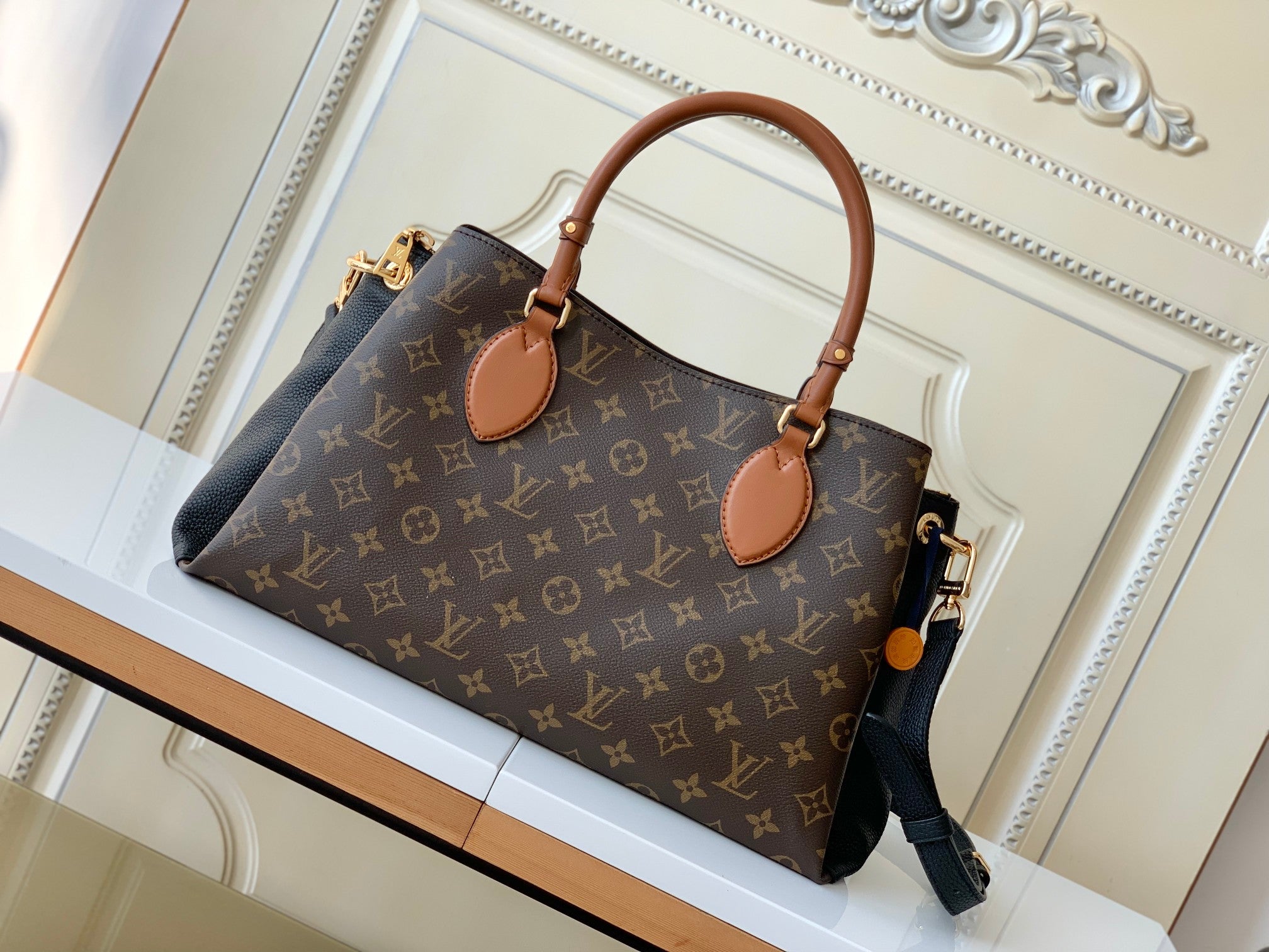 VV Montaigne shopping bag  26020201