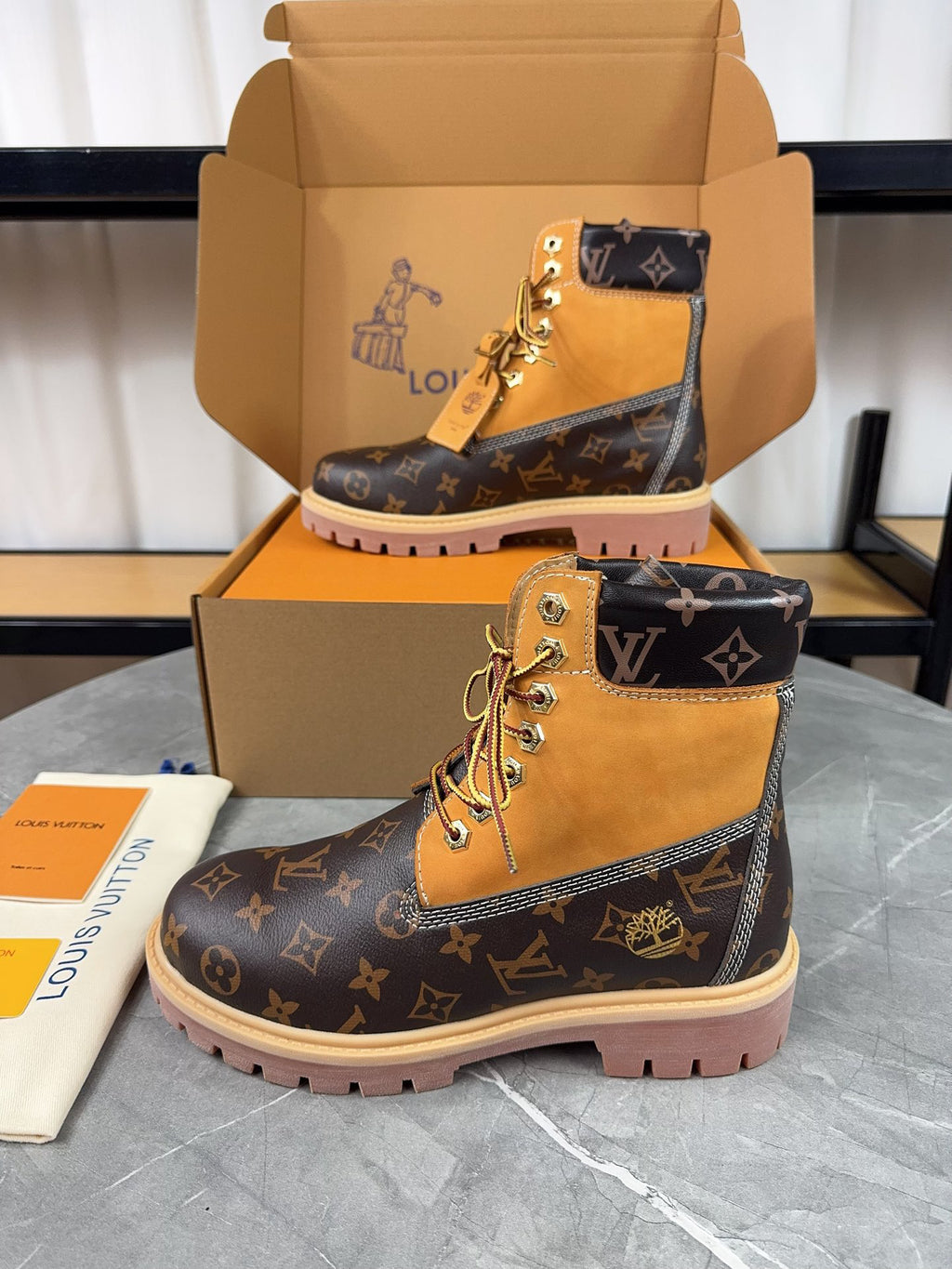 VV  Couple style x collaboration style American workwear monogram  25121603