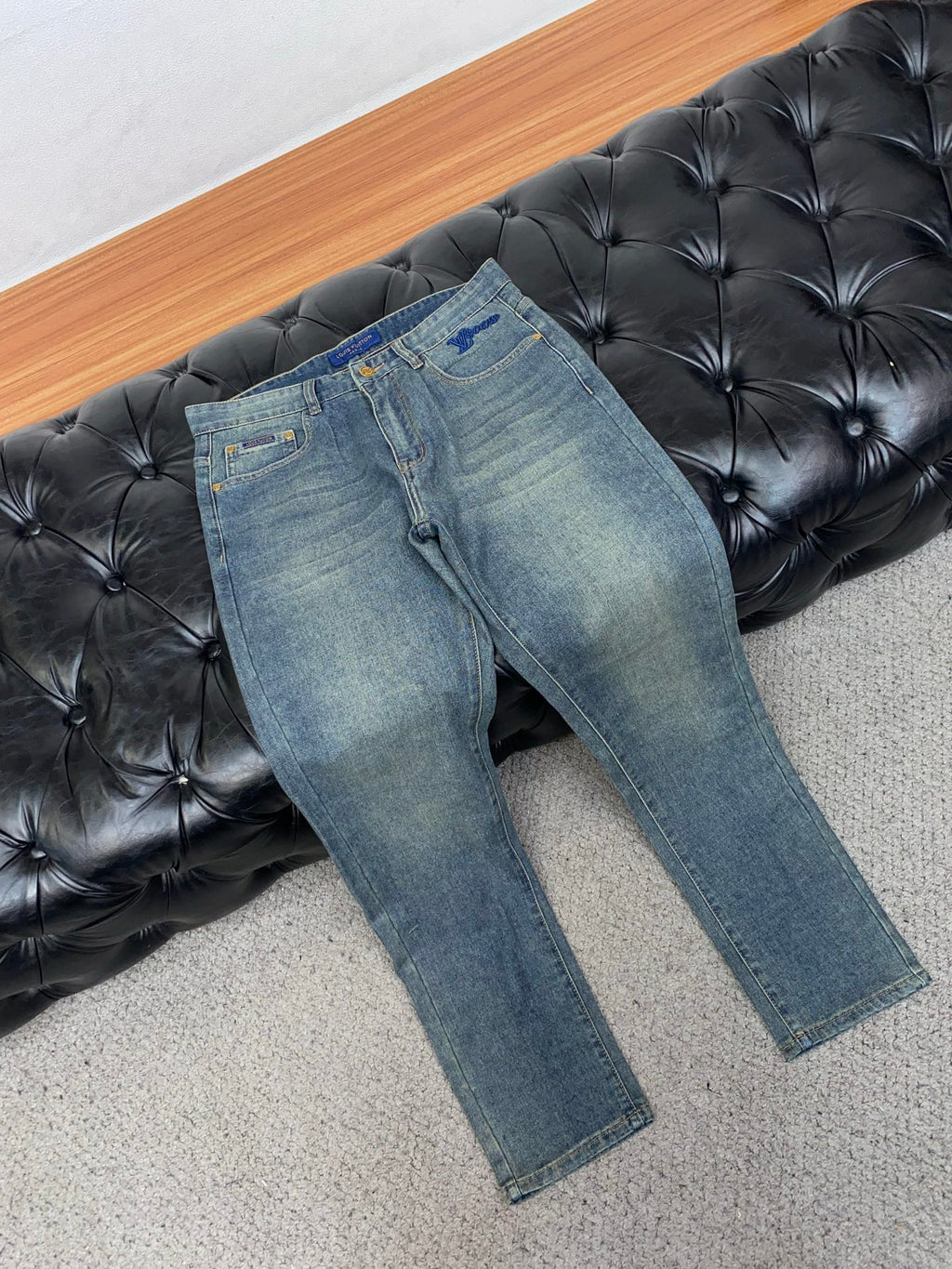 VV New slim-fit straight leg jeans 26031105