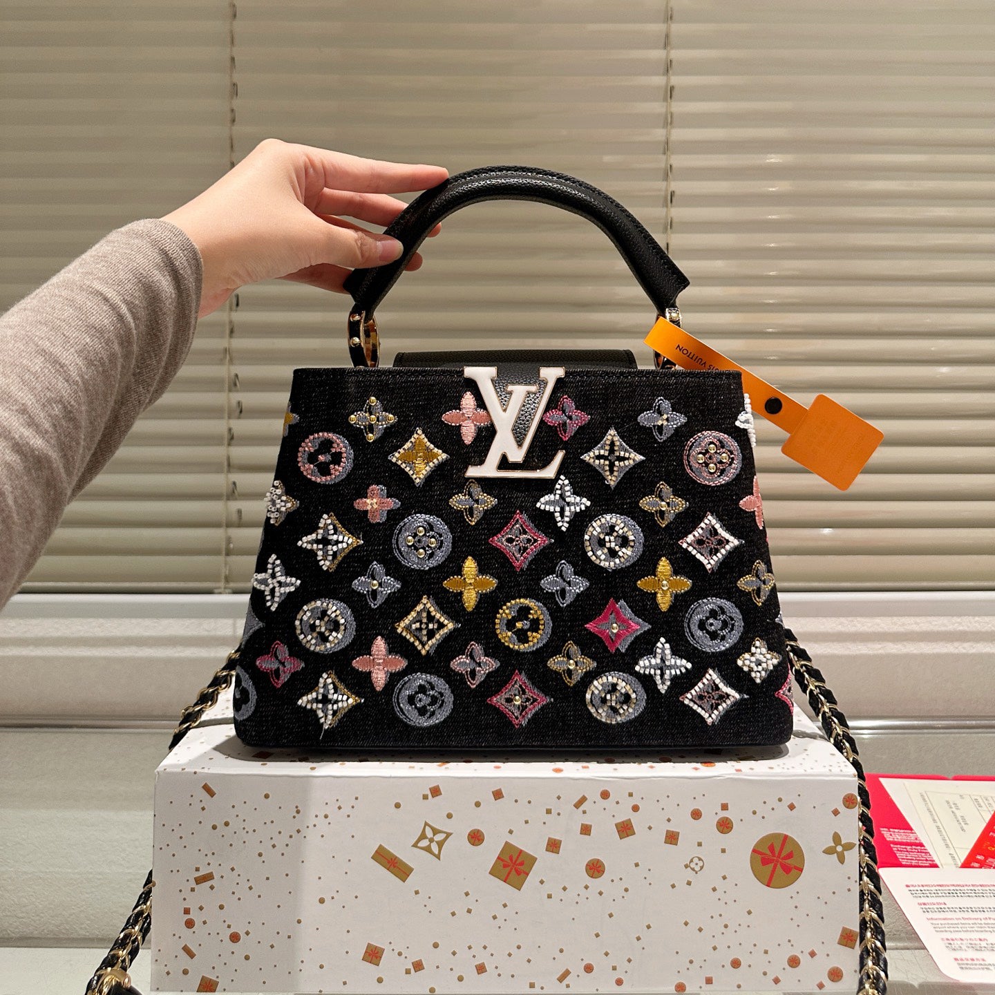 VV Capucines Handbag 1825120202