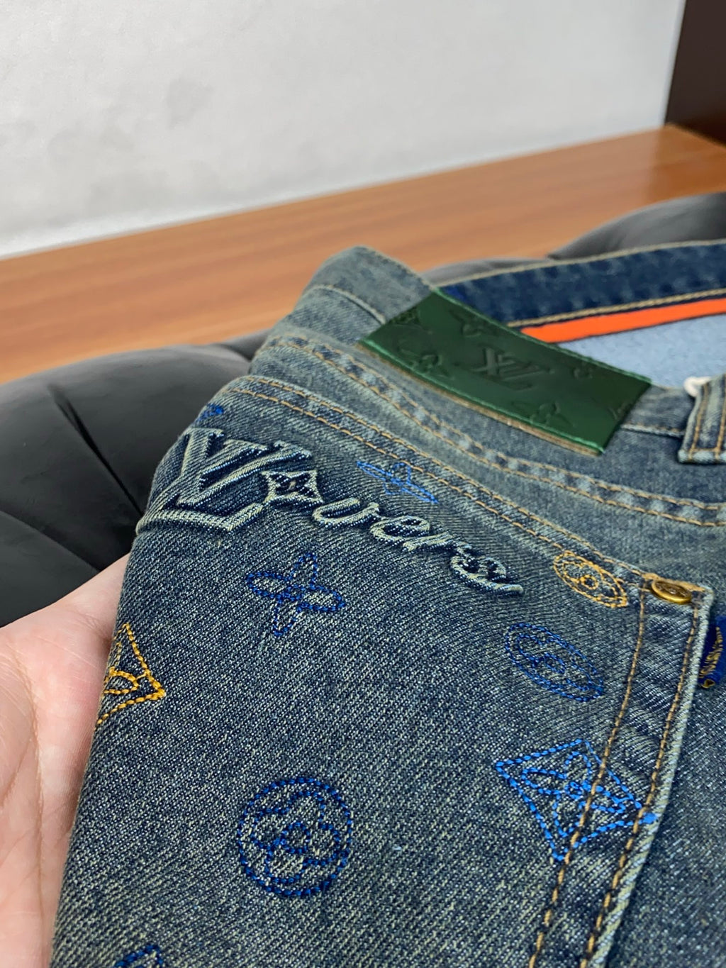 VV New slim-fit straight leg jeans 26031105
