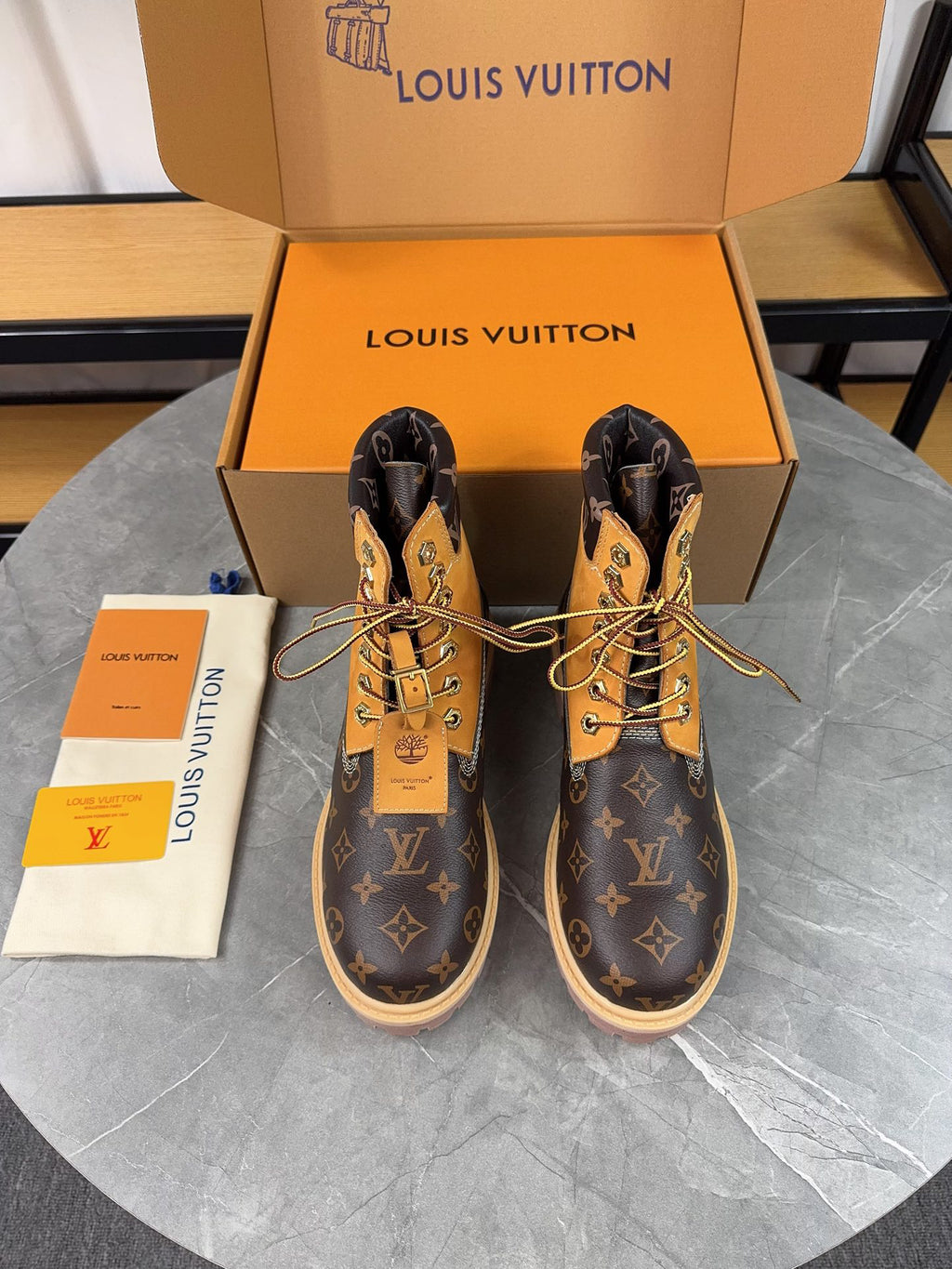 VV  Couple style x collaboration style American workwear monogram  25121603