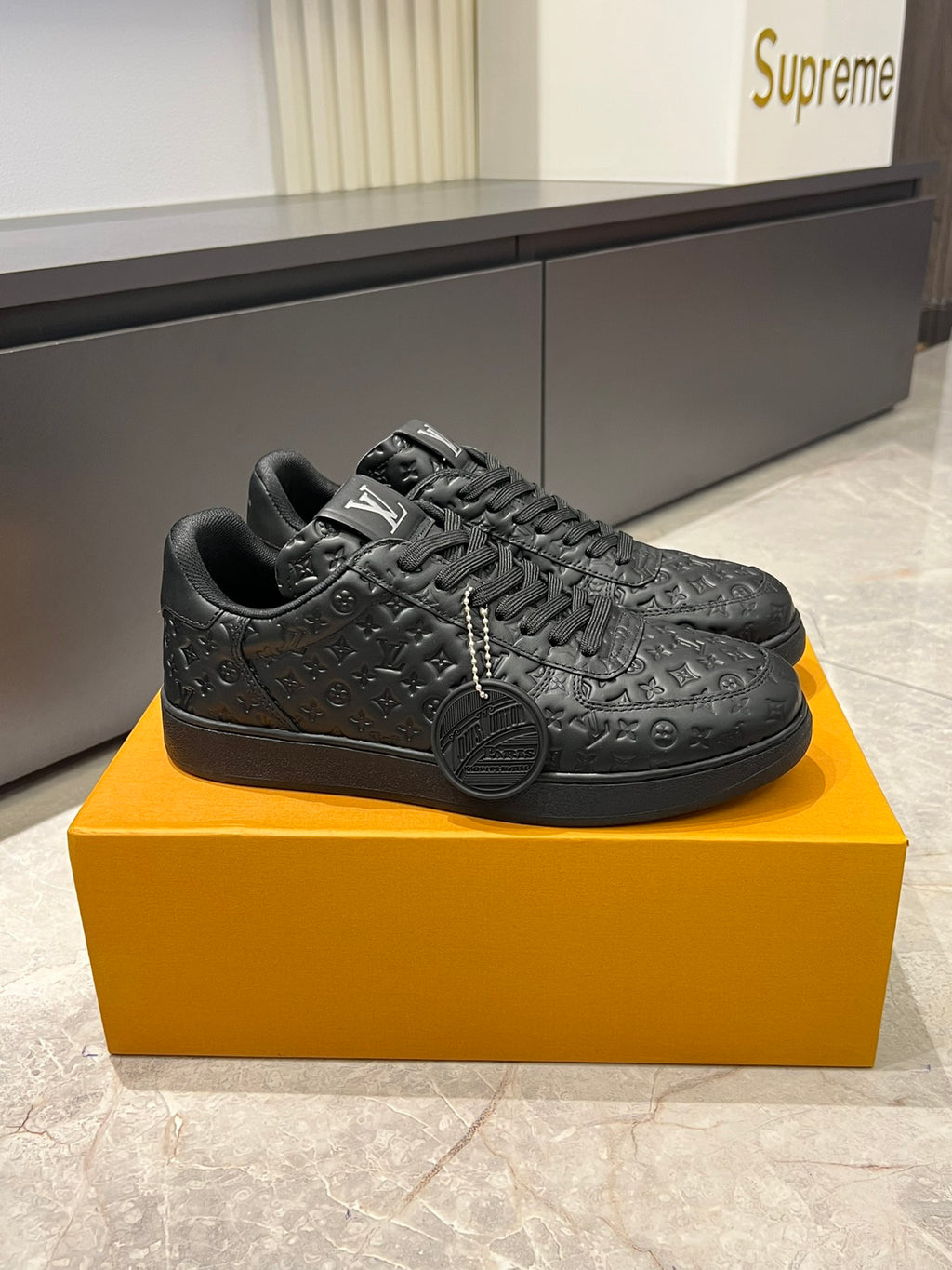 VV  Men's classic casual sneakers  25121612