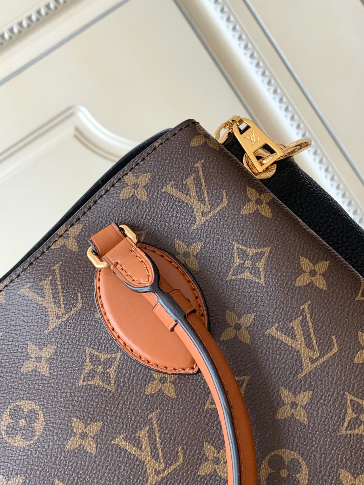 VV Montaigne shopping bag  26020201