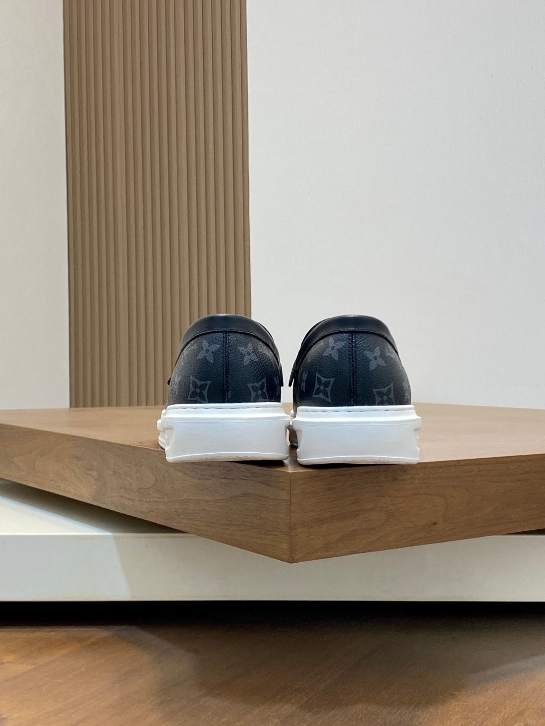 VV  Casual and stylish men's shoes  25121611