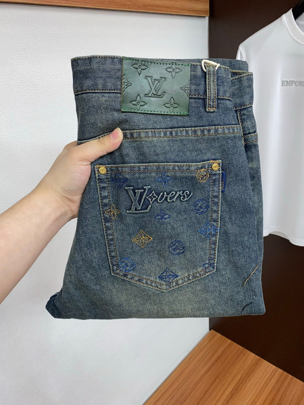 VV New slim-fit straight leg jeans 26031105