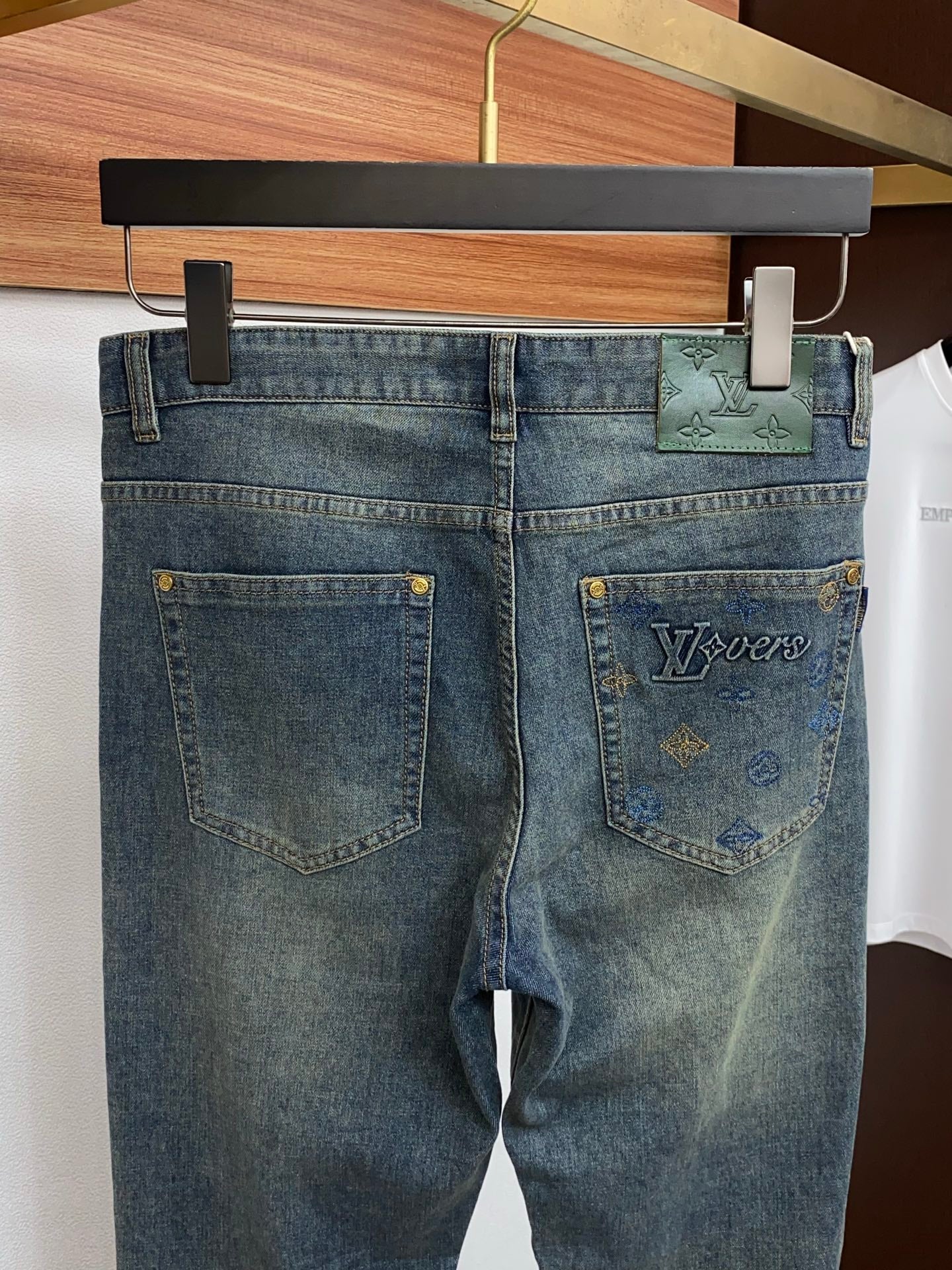 VV New slim-fit straight leg jeans 26031105