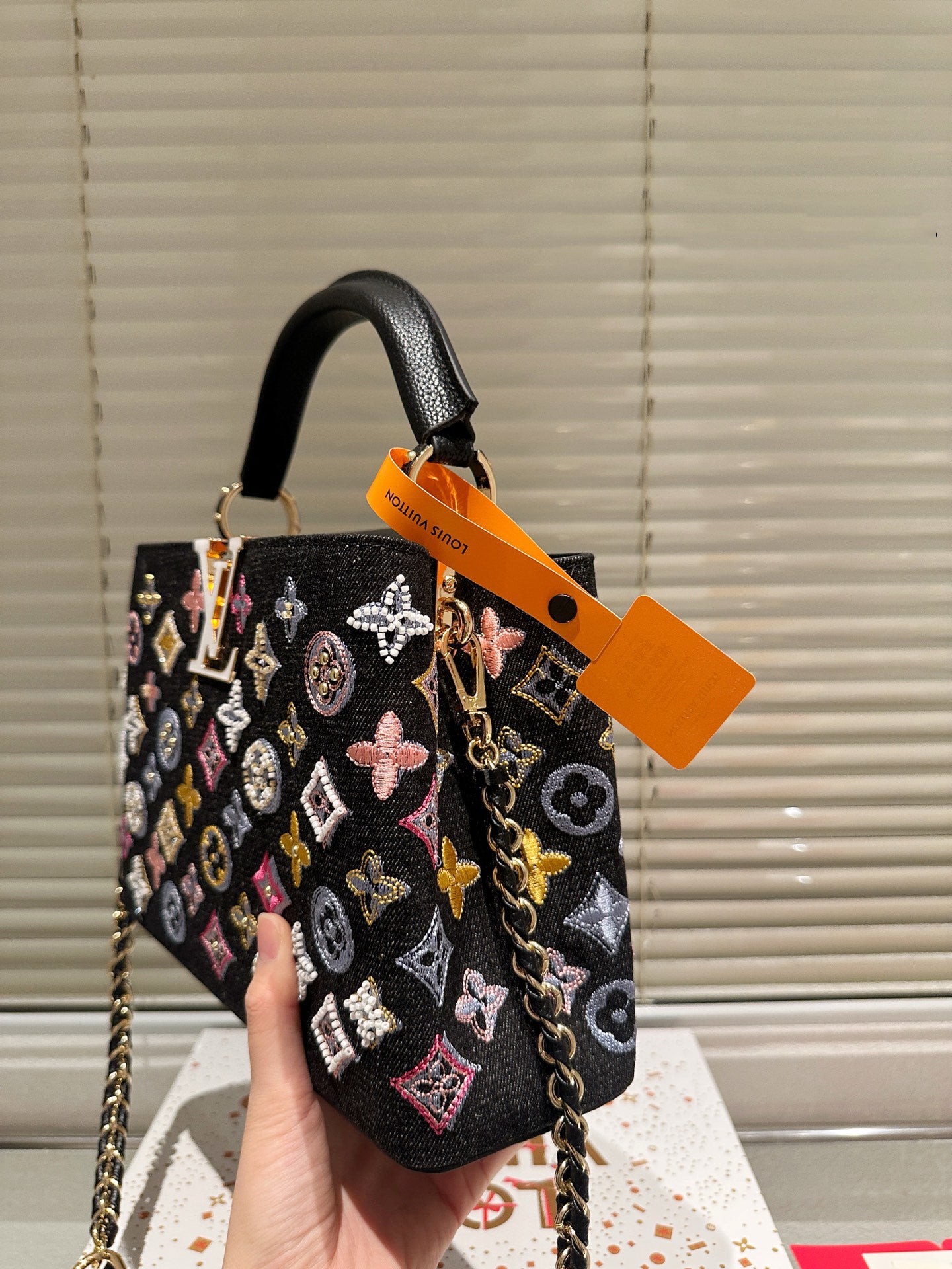 VV Capucines Handbag 1825120202