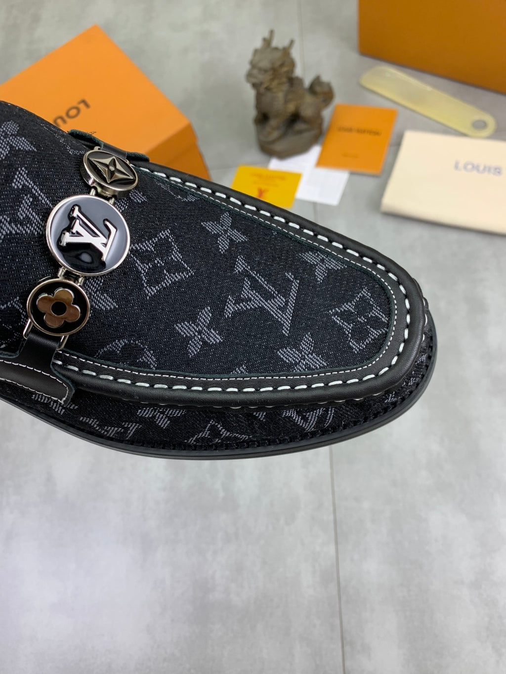 VV  Top-quality classic leather shoes 26031001
