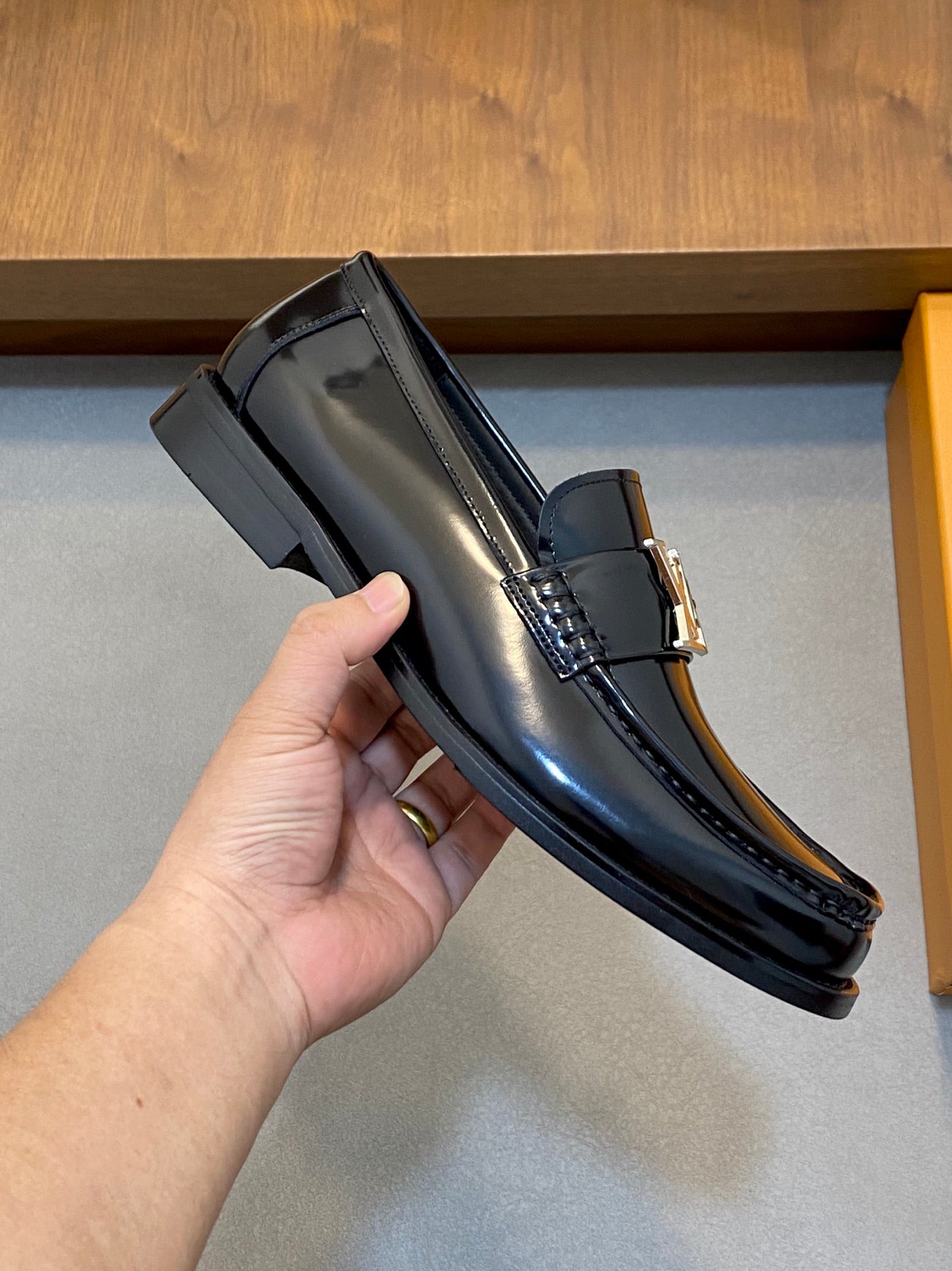 VV Premium-quality loafers 26070309