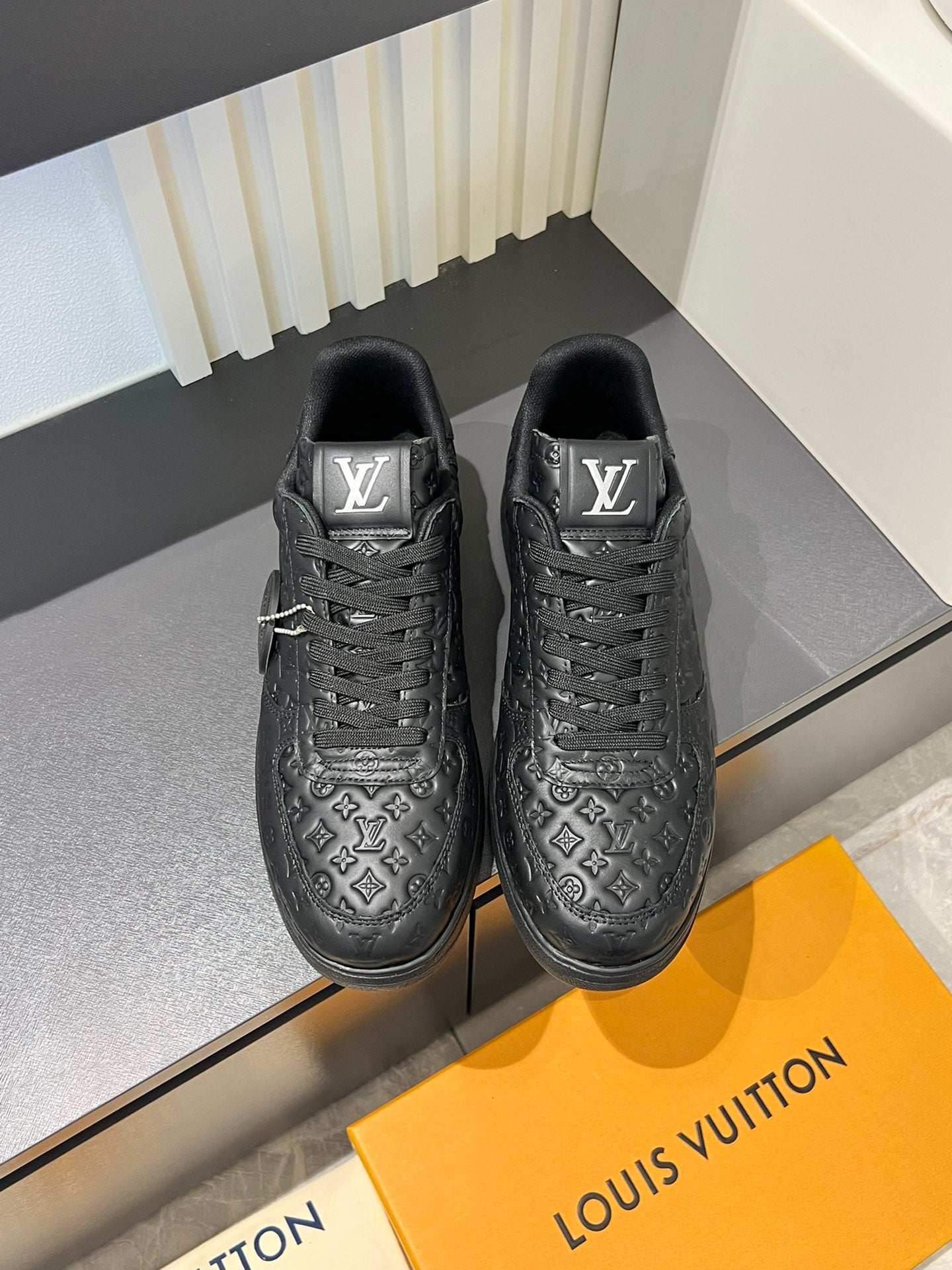 VV  Men's classic casual sneakers  25121612